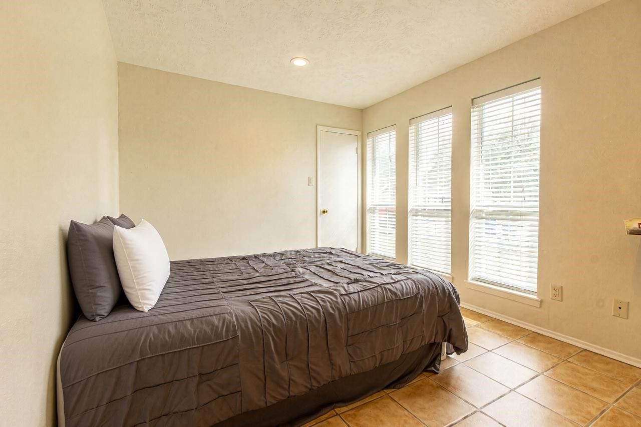 2522 Lower Valley Drive, Houston, TX 77067 2522 Lower Valley Drive, Houston, TX 77067