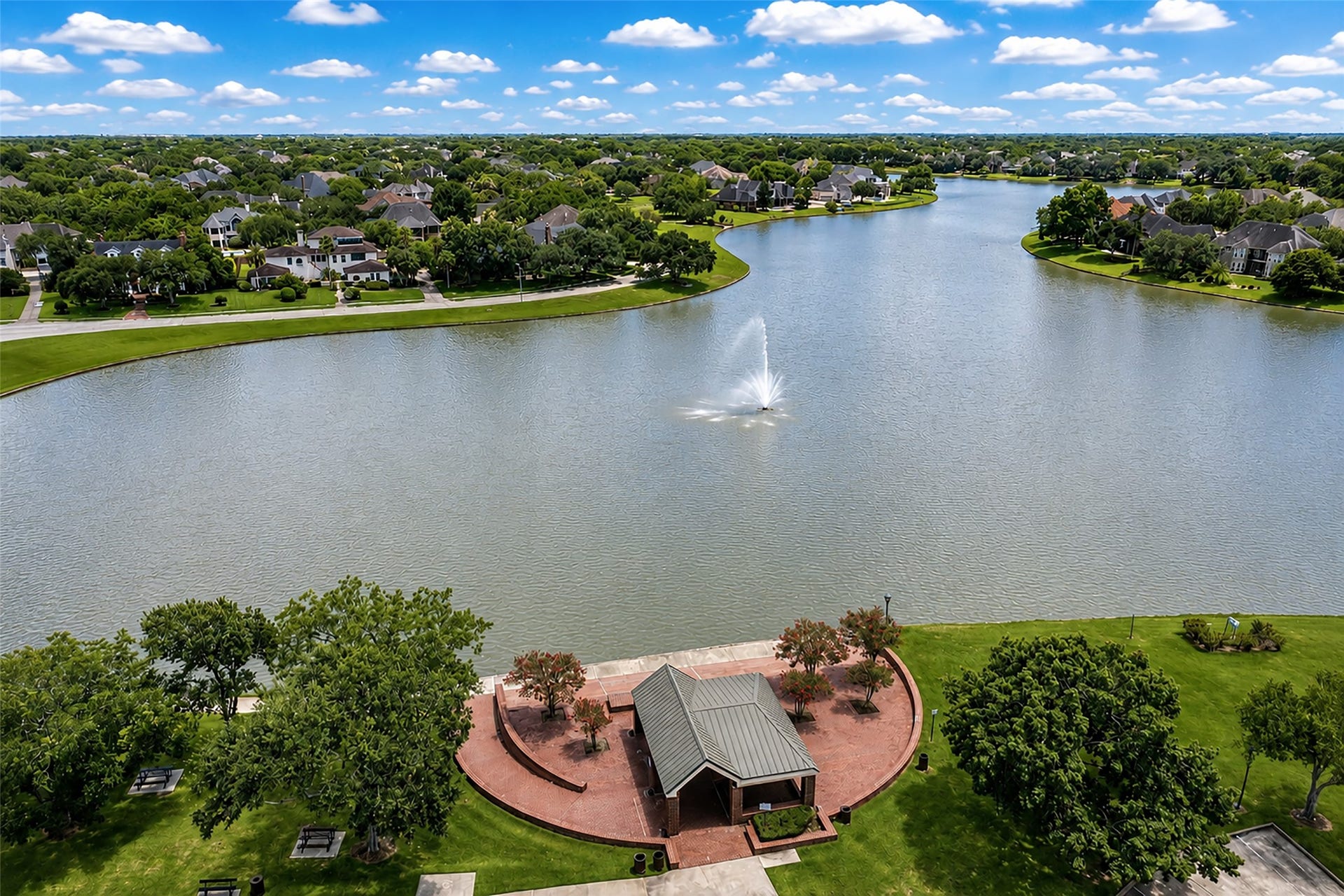 3615 Garrettsville Drive, Pearland, TX 77584 Southwyck Lake Park's charming pavilion and fountain