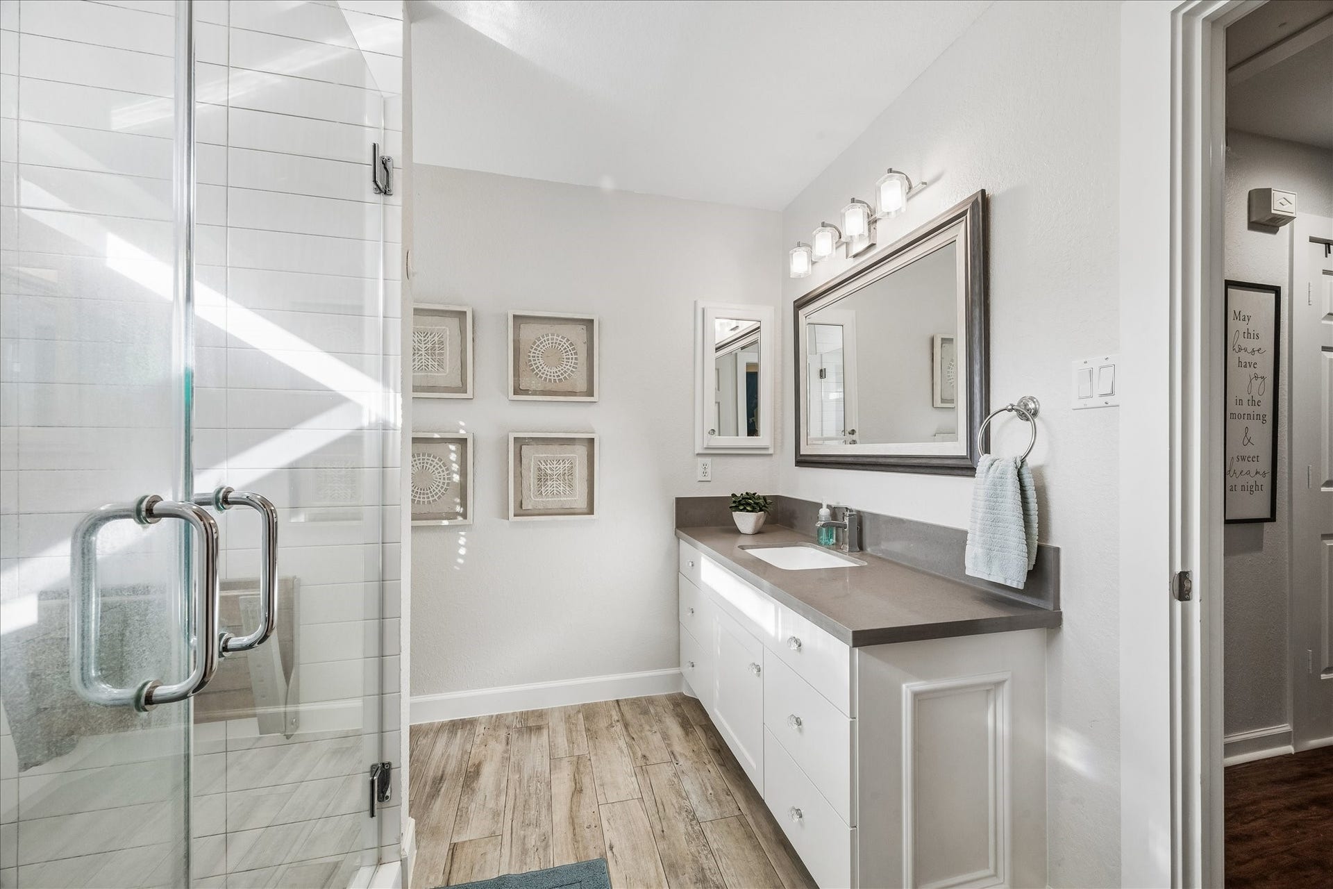 3615 Garrettsville Drive, Pearland, TX 77584 Renovated bathroom