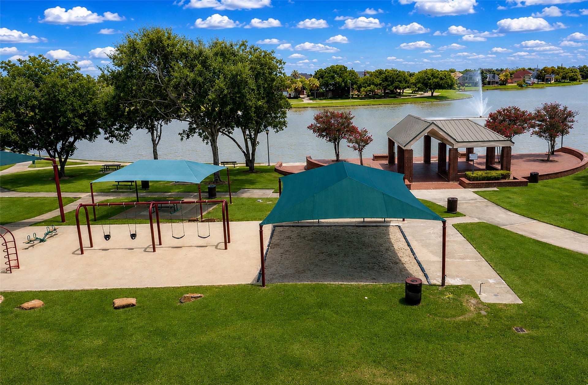 3615 Garrettsville Drive, Pearland, TX 77584 Southwyck Lake park features a shaded playground, picnic areas, a sand volleyball court, and more! Surrounded by lush greenery and a serene pond.