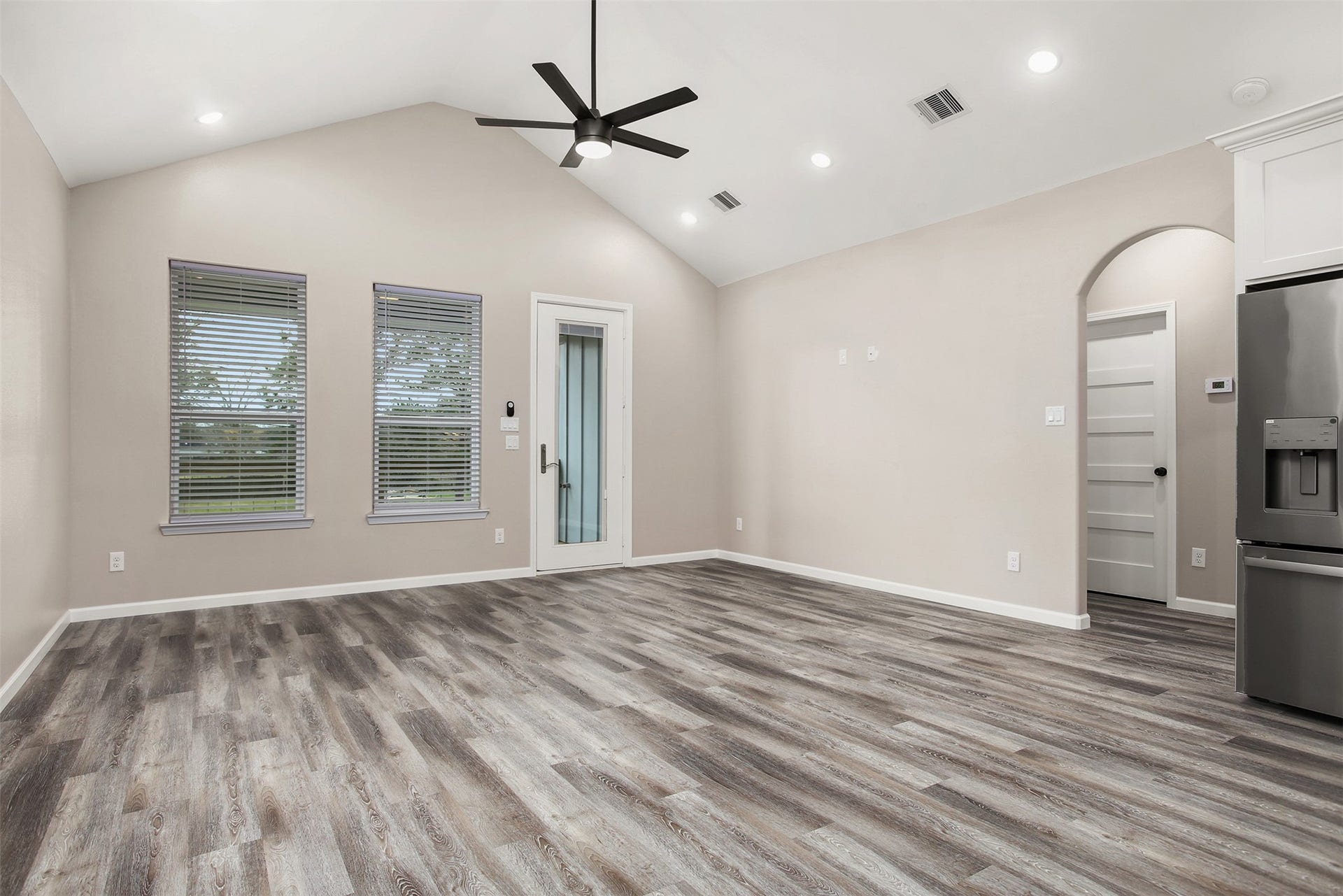 3617 Pecan Drive, Bacliff, TX 77518 Living room