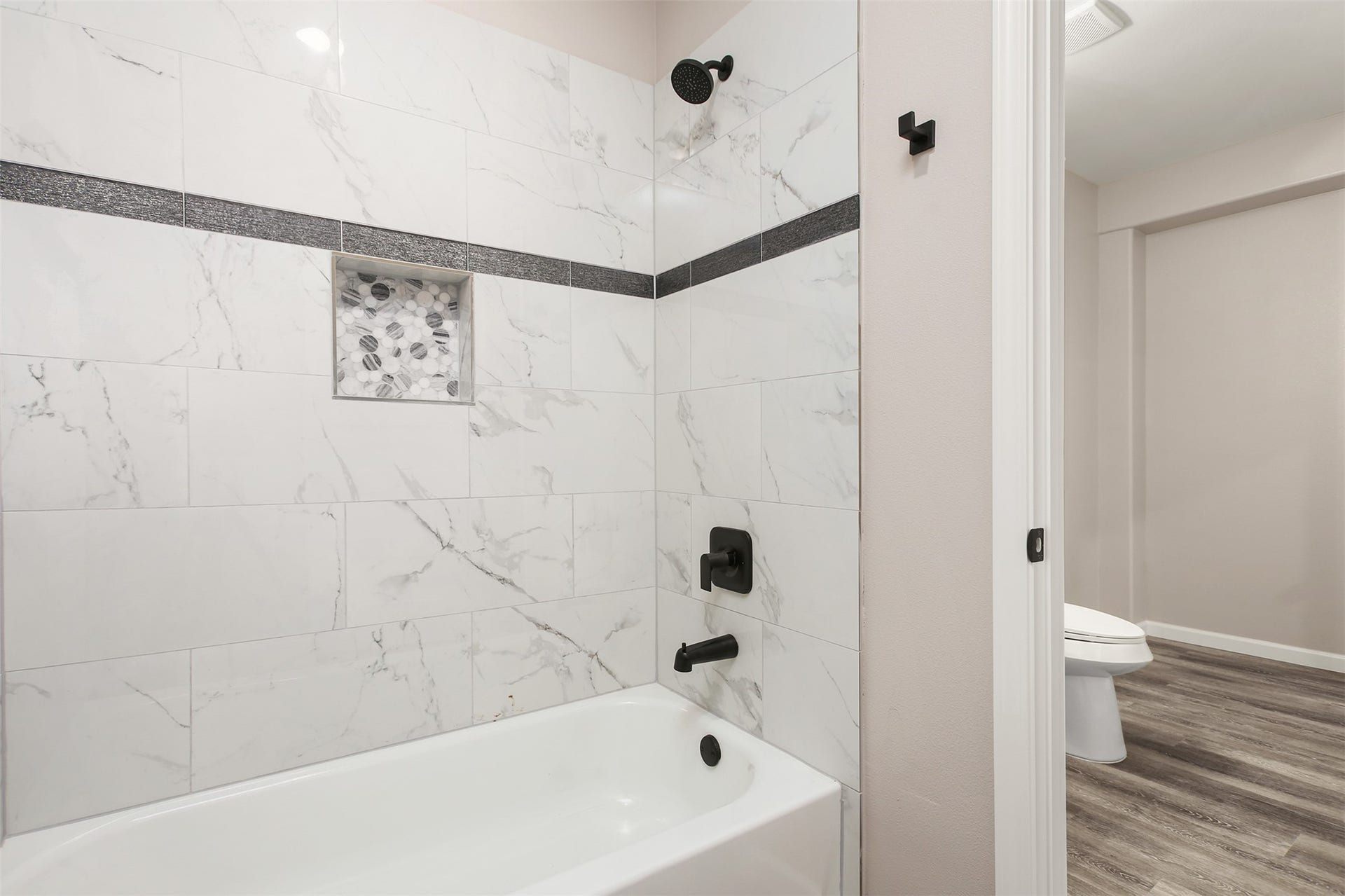 3617 Pecan Drive, Bacliff, TX 77518 Shower/tub combo