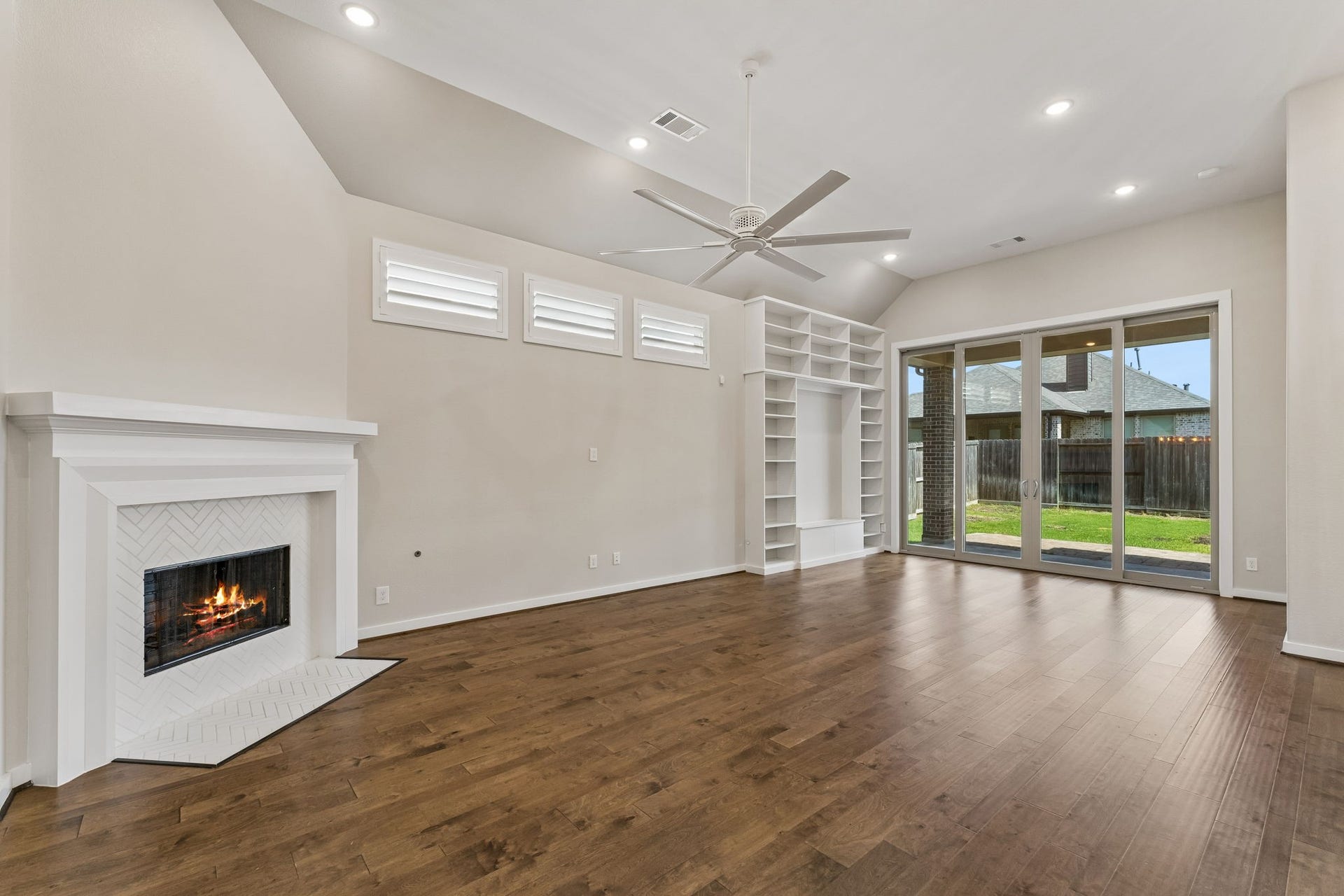 30410 Myrtle Oak Drive, Fulshear, TX 77423 The true highlight of the room is the stunning wall of floor-to-ceiling sliding glass doors, which offers a seamless transition between the indoor living area and the outdoor space, making it an ideal setting for both relaxed daily living and effortless large-scale entertaining while highlighting beautiful backyard views.