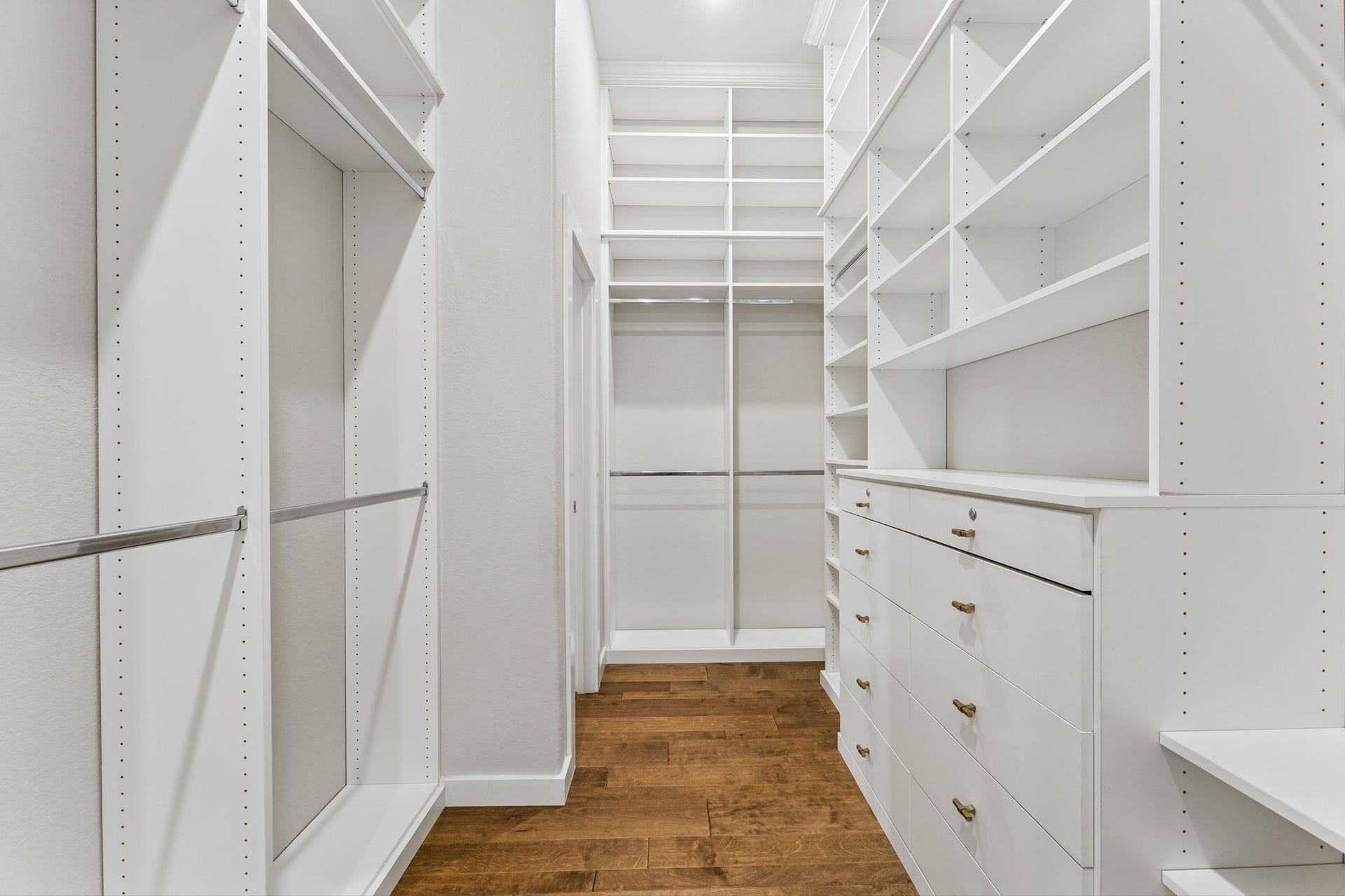 30410 Myrtle Oak Drive, Fulshear, TX 77423 The thoughtful layout and professional craftsmanship ensure that every item has its place, transforming this functional area into a sophisticated dressing space that enhances the overall convenience and luxury of the home.