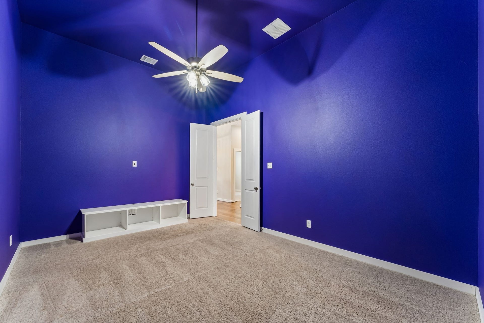 30410 Myrtle Oak Drive, Fulshear, TX 77423 This expansive and versatile living space serves as a perfect blank canvas, featuring soaring high ceilings that create a grand sense of openness and luxury throughout the room