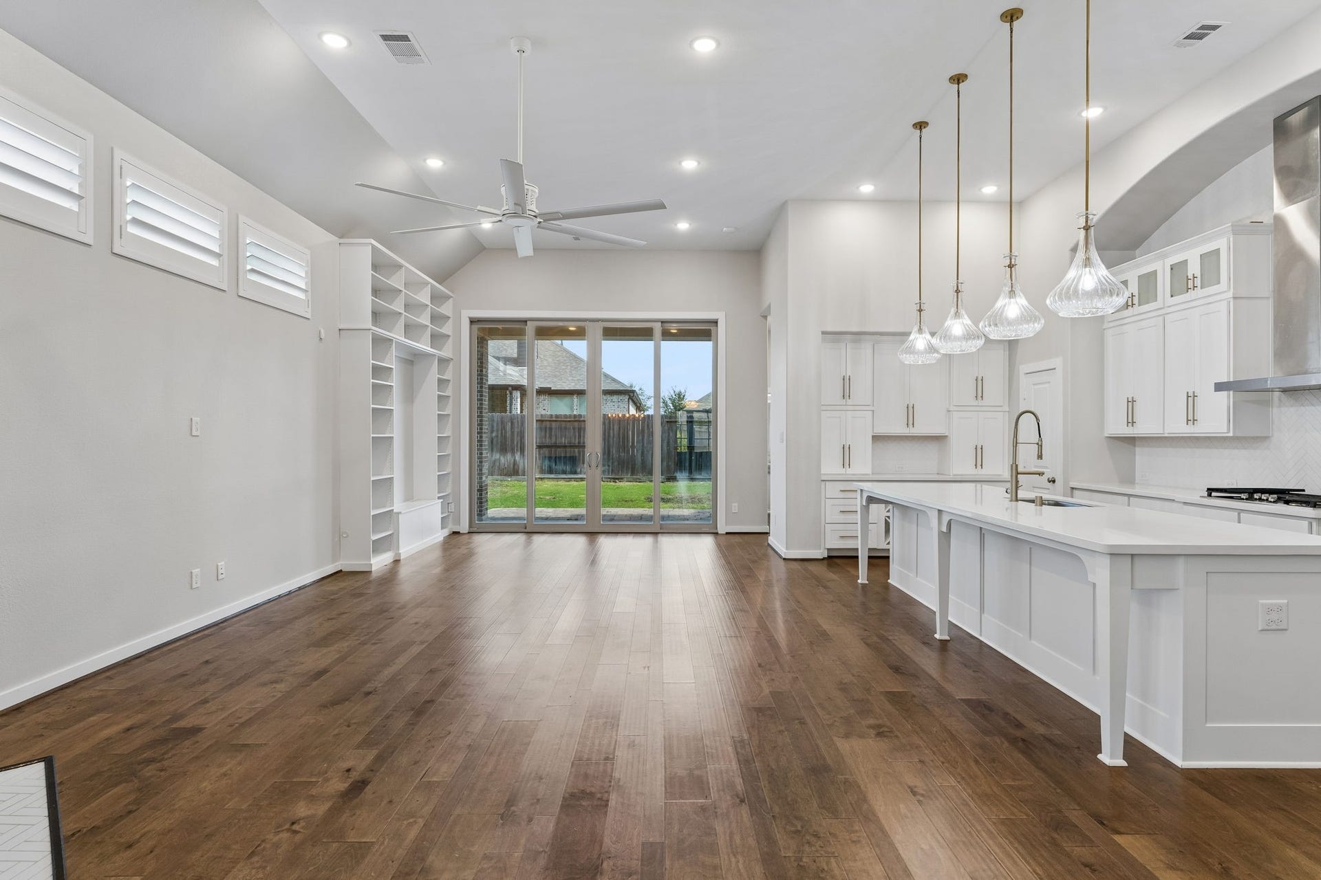 30410 Myrtle Oak Drive, Fulshear, TX 77423 This light-filled open-concept floor plan seamlessly integrates the kitchen, family room, and breakfast area, creating the perfect space to relax and entertain.