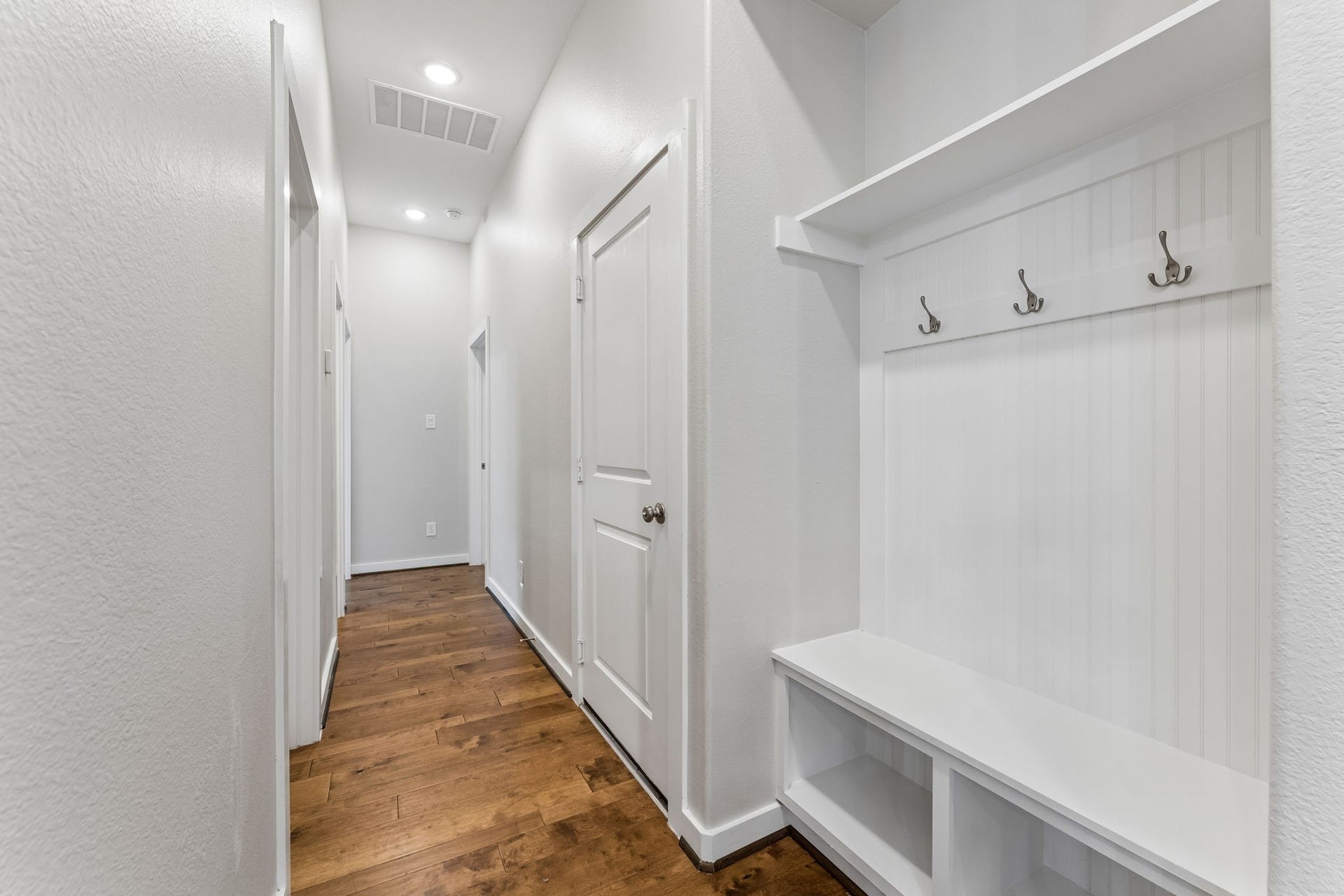 30410 Myrtle Oak Drive, Fulshear, TX 77423 Conveniently located just inside the garage entry, this spacious mudroom drop zone provides the perfect organizational hub for your daily routine. Designed to keep your home clutter-free, this functional space offers ample room for shoes, coats, backpacks, and sports equipment, ensuring an effortless transition from the outdoors to your living area while maintaining a tidy, well-organized home environment.