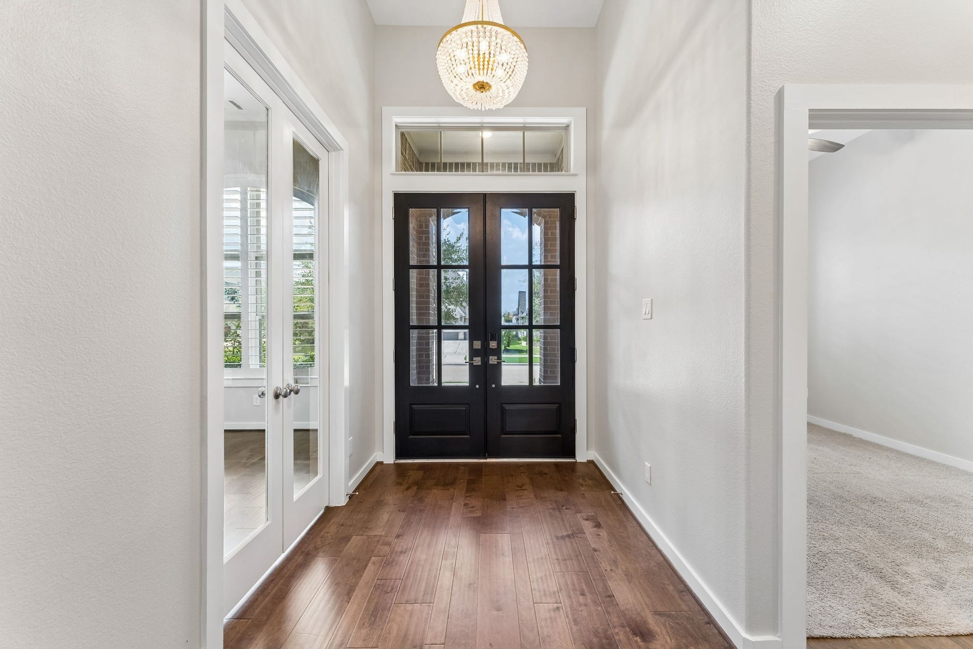 30410 Myrtle Oak Drive, Fulshear, TX 77423 This formal entry provides an abundance of natural light, featuring a private study positioned to the right and a welcoming front bedroom with a private ensuite located to the left.