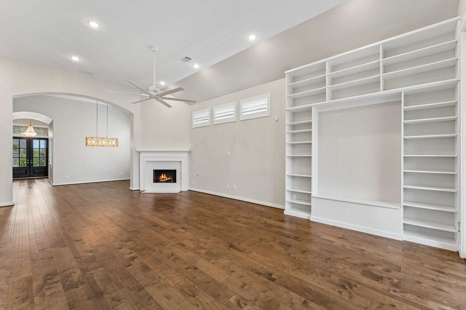30410 Myrtle Oak Drive, Fulshear, TX 77423 The family room is enhanced by a sleek modern ceiling fan, a clean and fresh neutral color palette, and stunning, durable engineered wood flooring that flows beautifully throughout the entire open-concept living space.