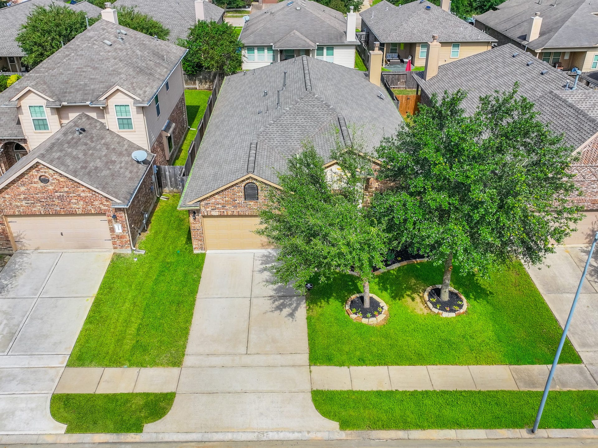 8806 Alicia Drive, Tomball, TX 77375 8806 Alicia Drive, Tomball, TX 77375