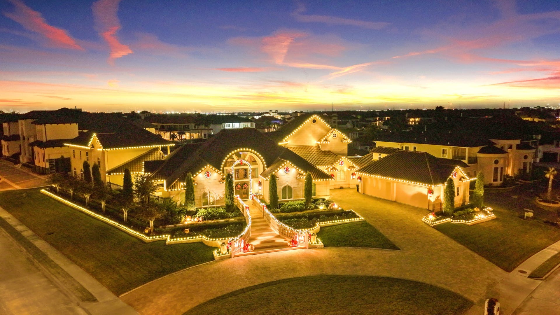 1903 Ray Shell Court, Houston, TX 77586 Christmastime display