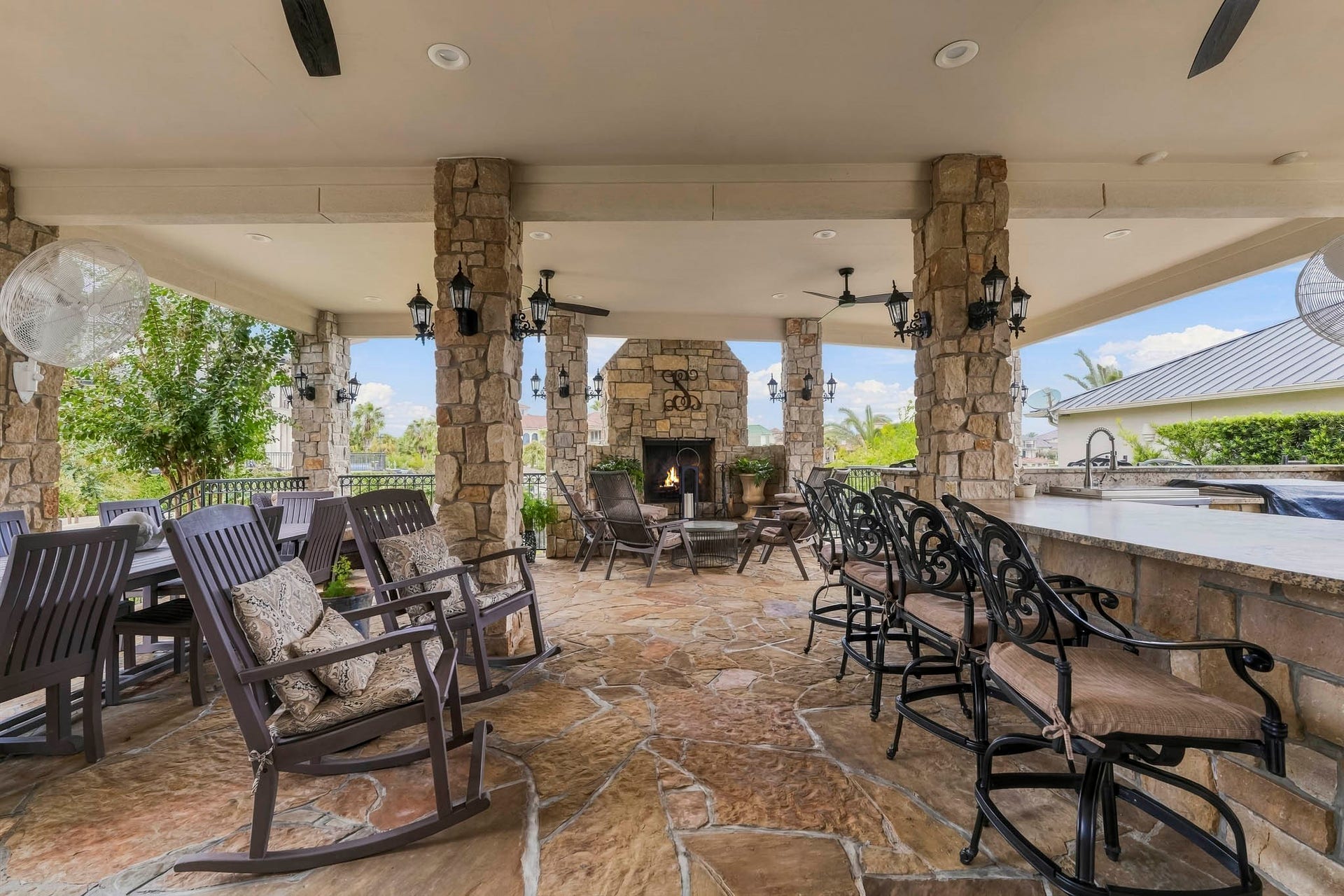 1903 Ray Shell Court, Houston, TX 77586 outdoor dining and bar