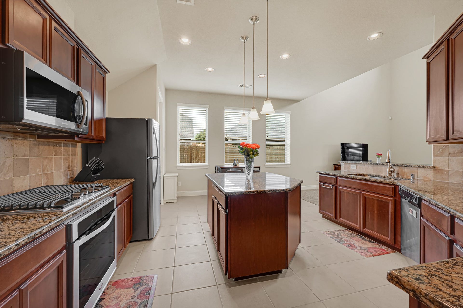 6258 Murphy Wood Drive, League City, TX 77573 Picture yourself and this beautiful and spacious kitchen, cooking for your lovely family.