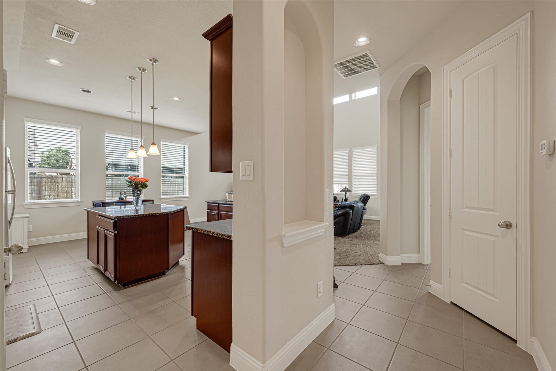 6258 Murphy Wood Drive, League City, TX 77573 Getting into this beautiful and spacious kitchen with open concept.