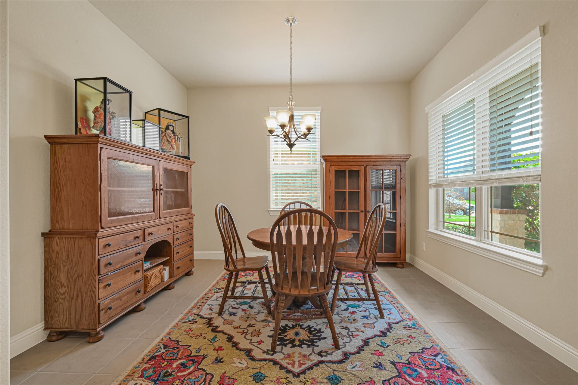 6258 Murphy Wood Drive, League City, TX 77573 Imagine your family and friends, enjoying a delicious meal at this formal dining.