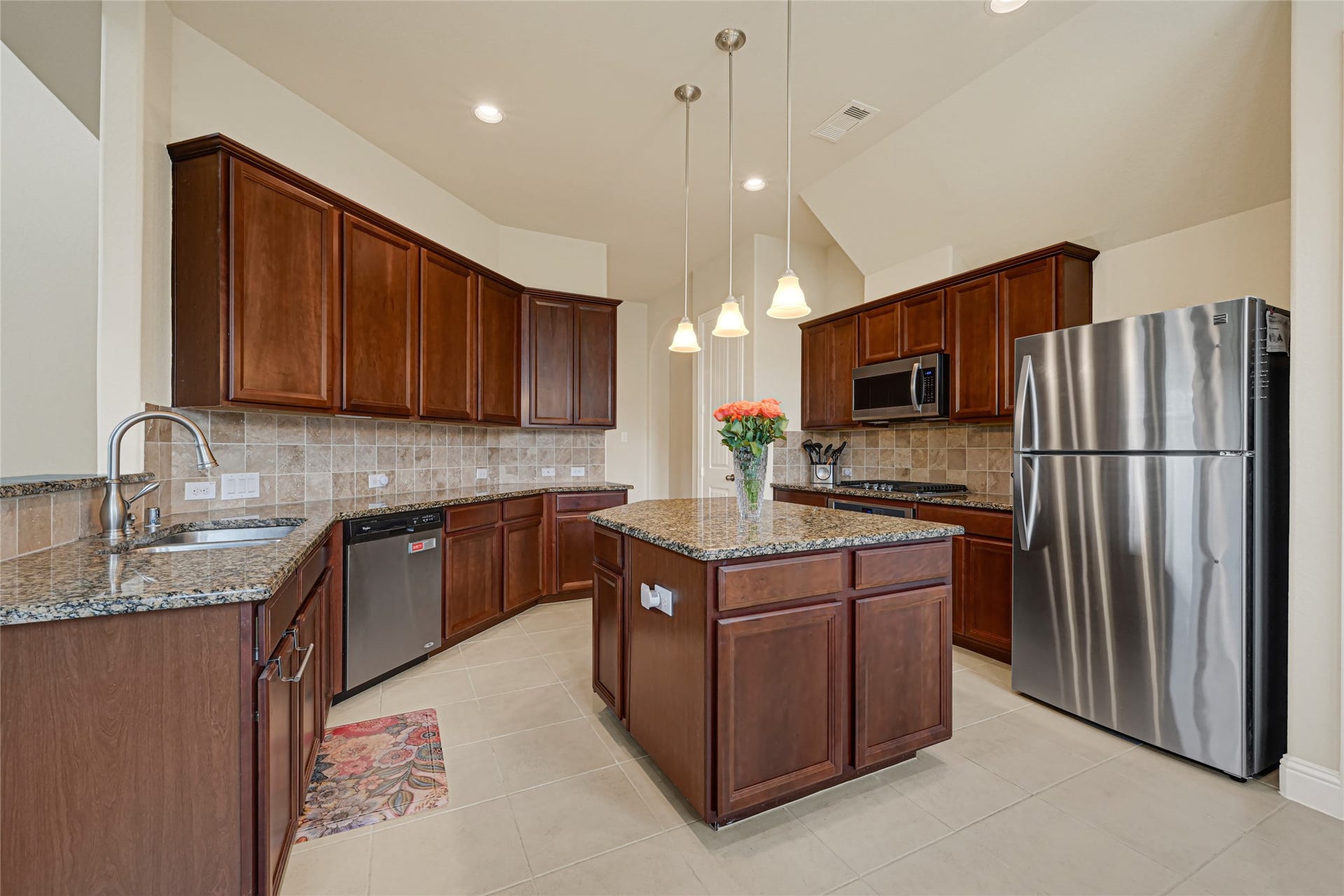 6258 Murphy Wood Drive, League City, TX 77573 Another angle of your cozy kitchen.