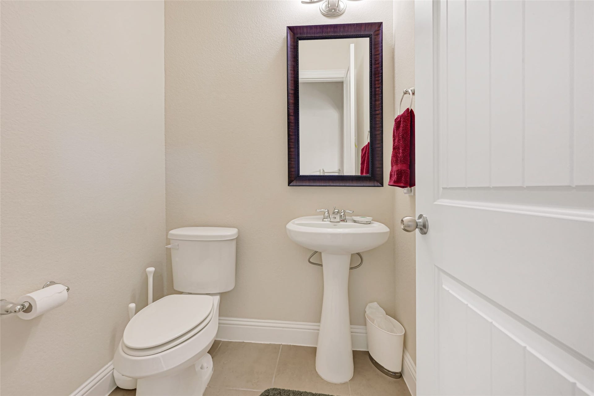 6258 Murphy Wood Drive, League City, TX 77573 Half bathroom.