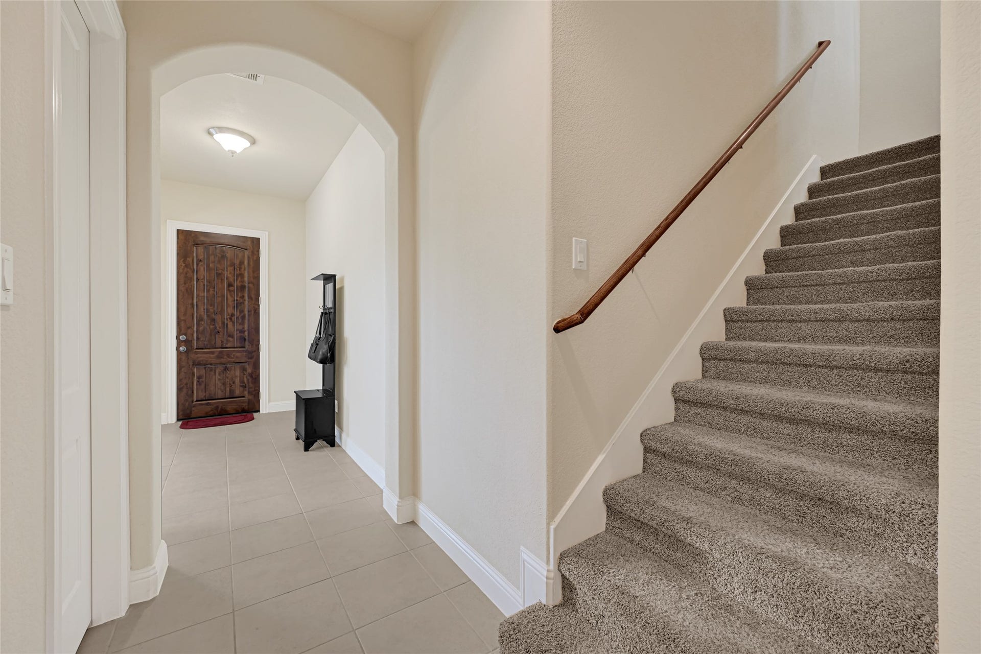 6258 Murphy Wood Drive, League City, TX 77573 Hallway on the way upstairs.