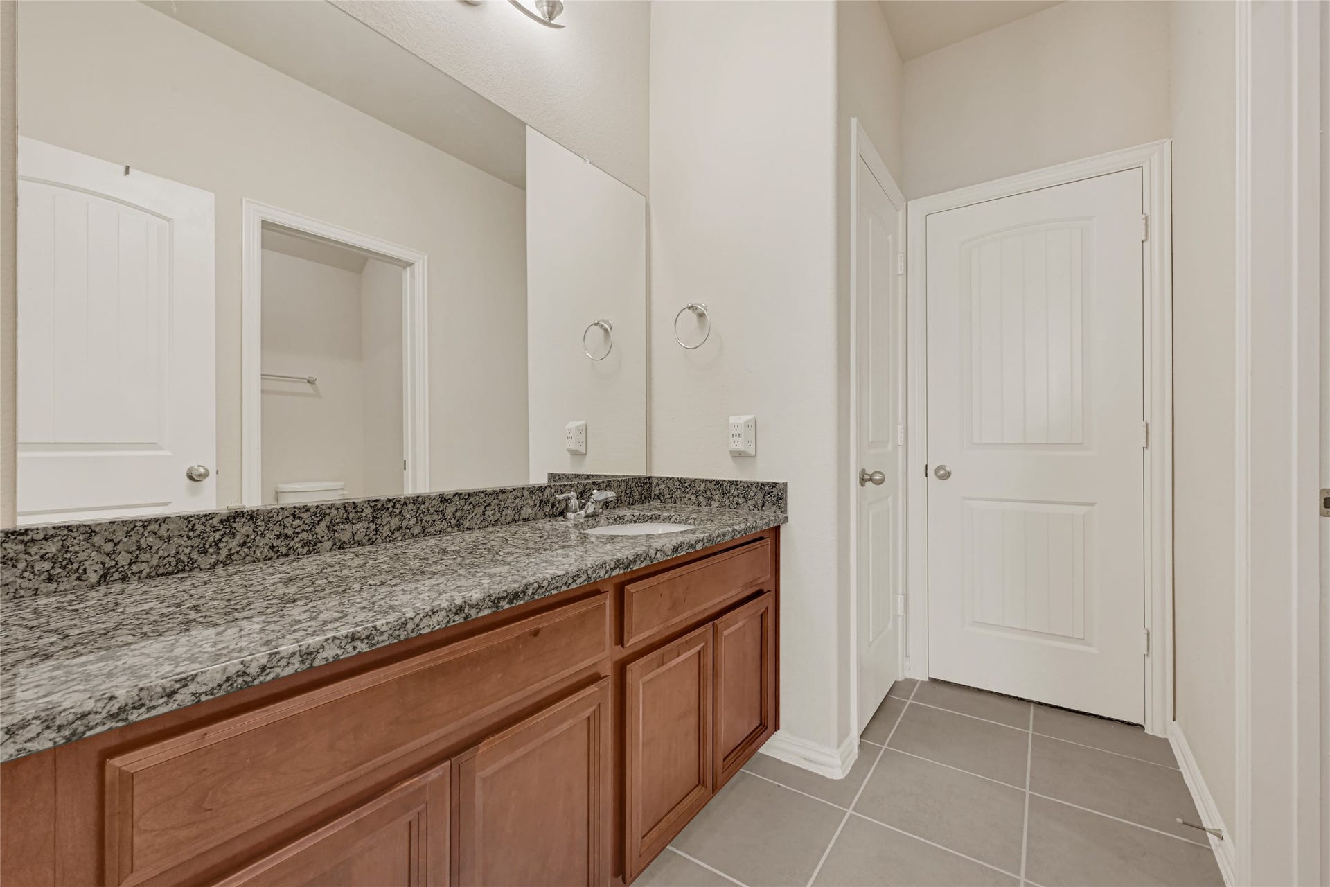 6258 Murphy Wood Drive, League City, TX 77573 Bathroom Upstairs.