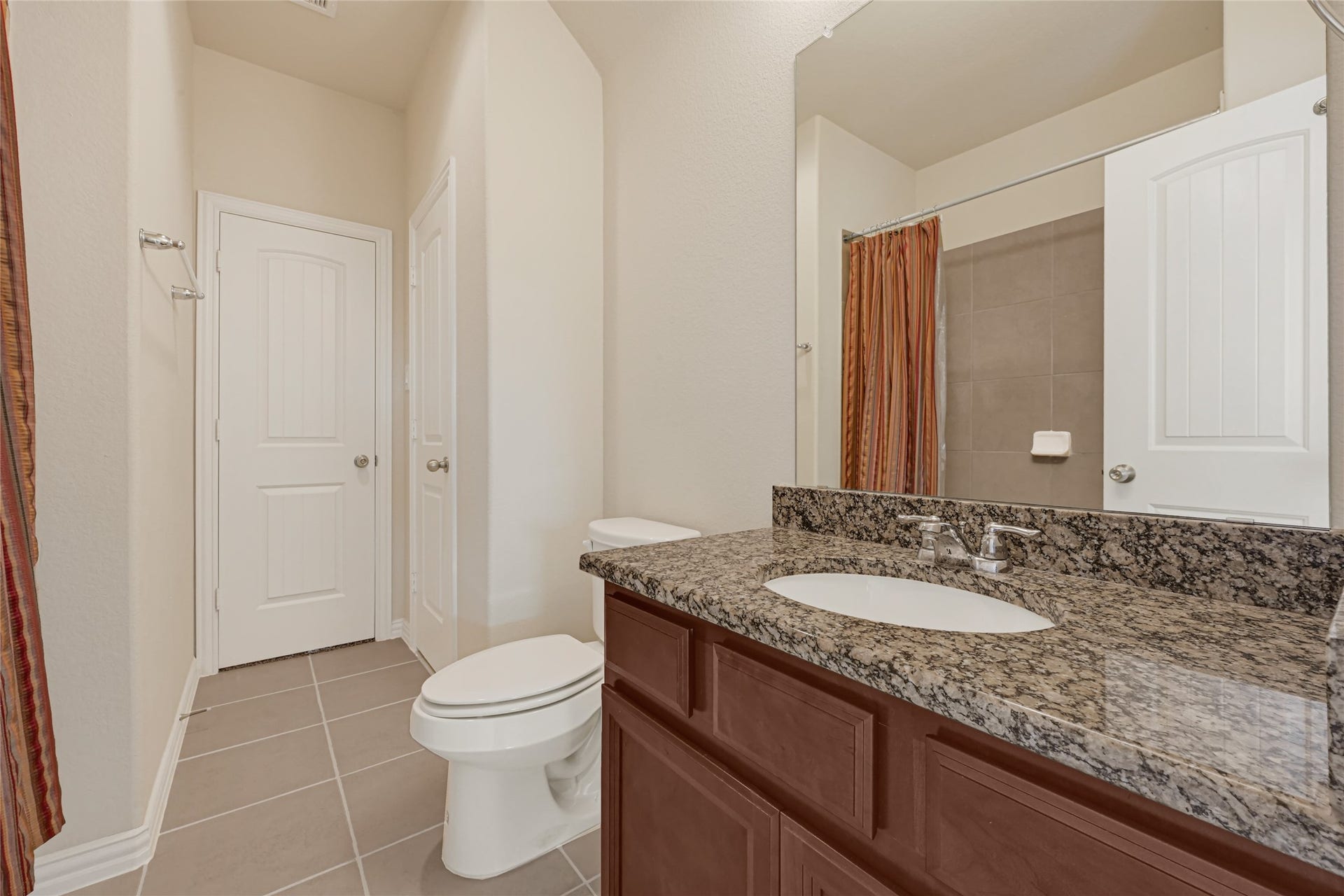 6258 Murphy Wood Drive, League City, TX 77573 Hollywood bathroom.