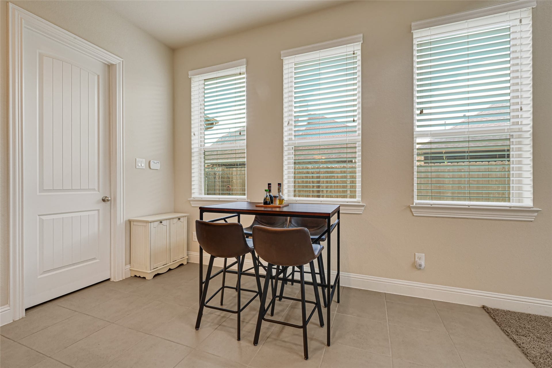 6258 Murphy Wood Drive, League City, TX 77573 Breakfast area.