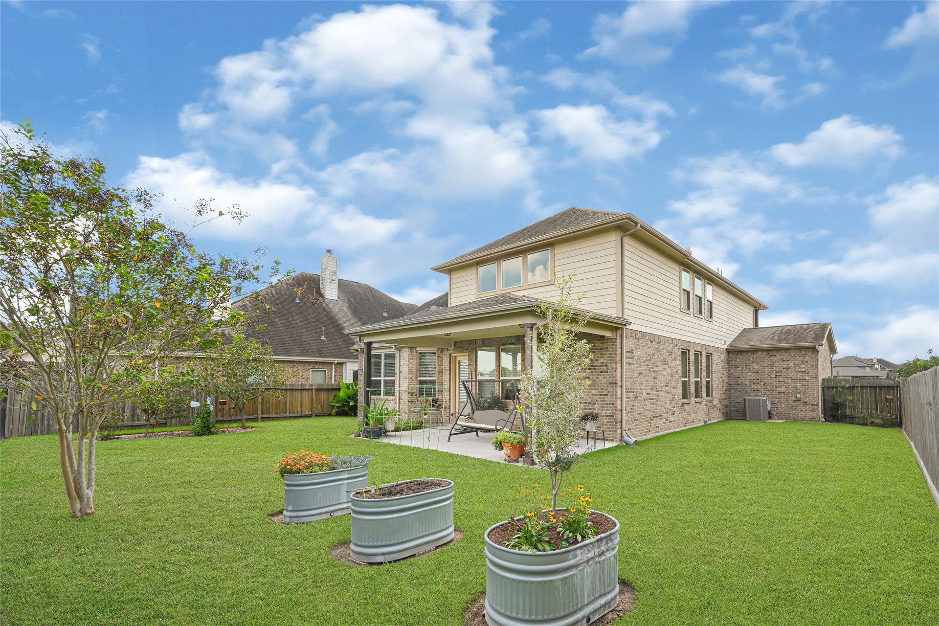 6258 Murphy Wood Drive, League City, TX 77573 Beautiful, maintained lawn.