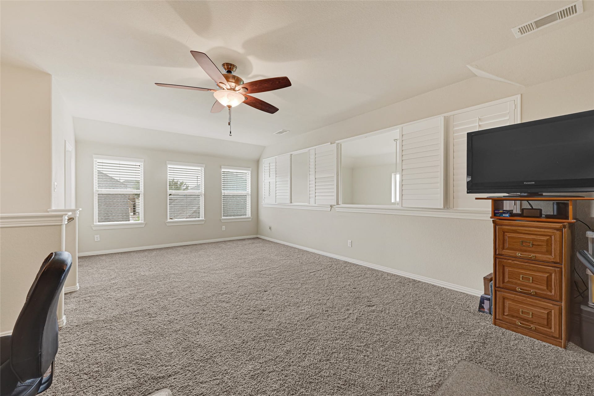 6258 Murphy Wood Drive, League City, TX 77573 Enjoy the upstairs game room, media room or just another living area