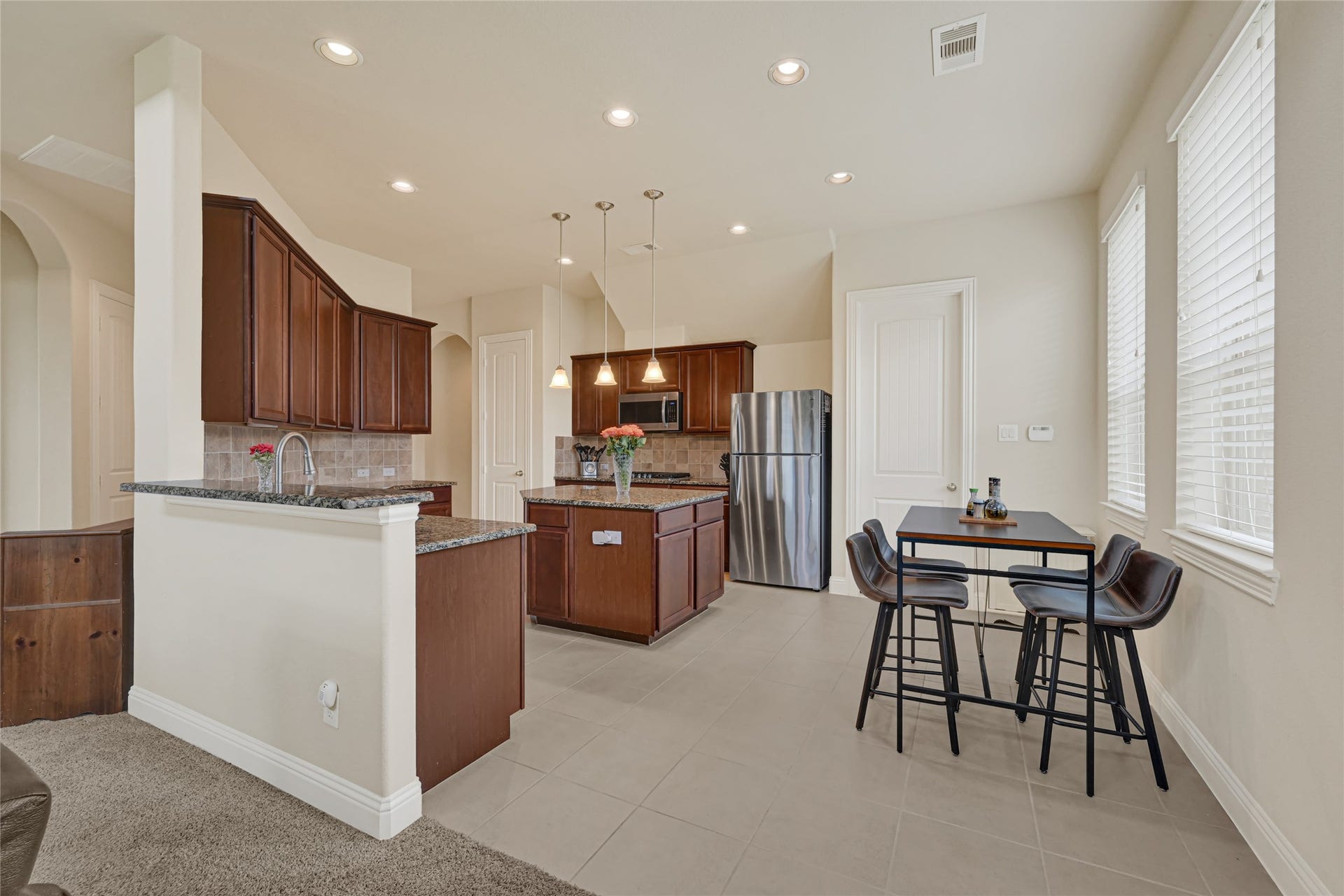 6258 Murphy Wood Drive, League City, TX 77573 Breakfast area.
