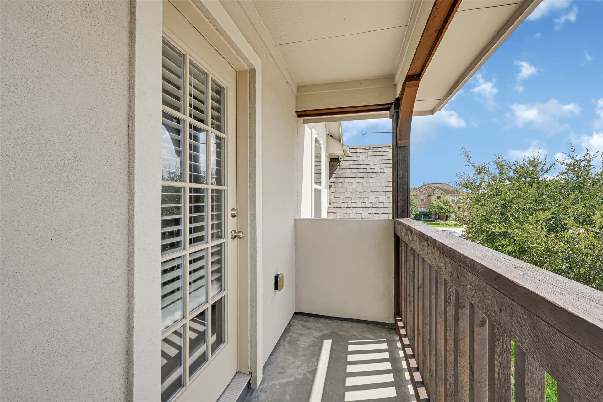 6258 Murphy Wood Drive, League City, TX 77573 Enjoy this nice bedroom upstairs with a balcony.