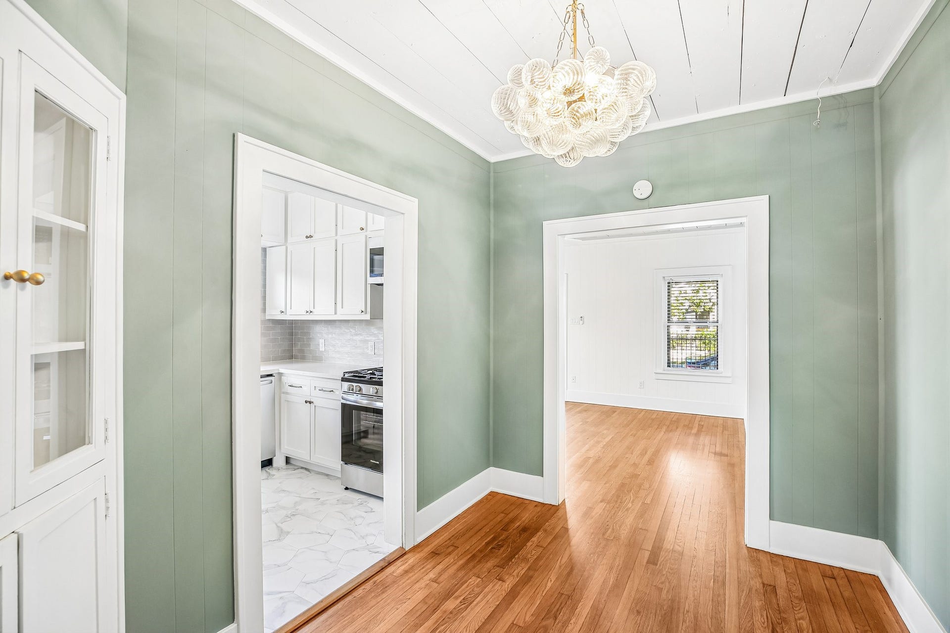 1104 Key Street, Houston, TX 77009 The dining room flows into the kitchen and also receives substantial light from the kitchen windows, which face West and enjoy afternoon light.