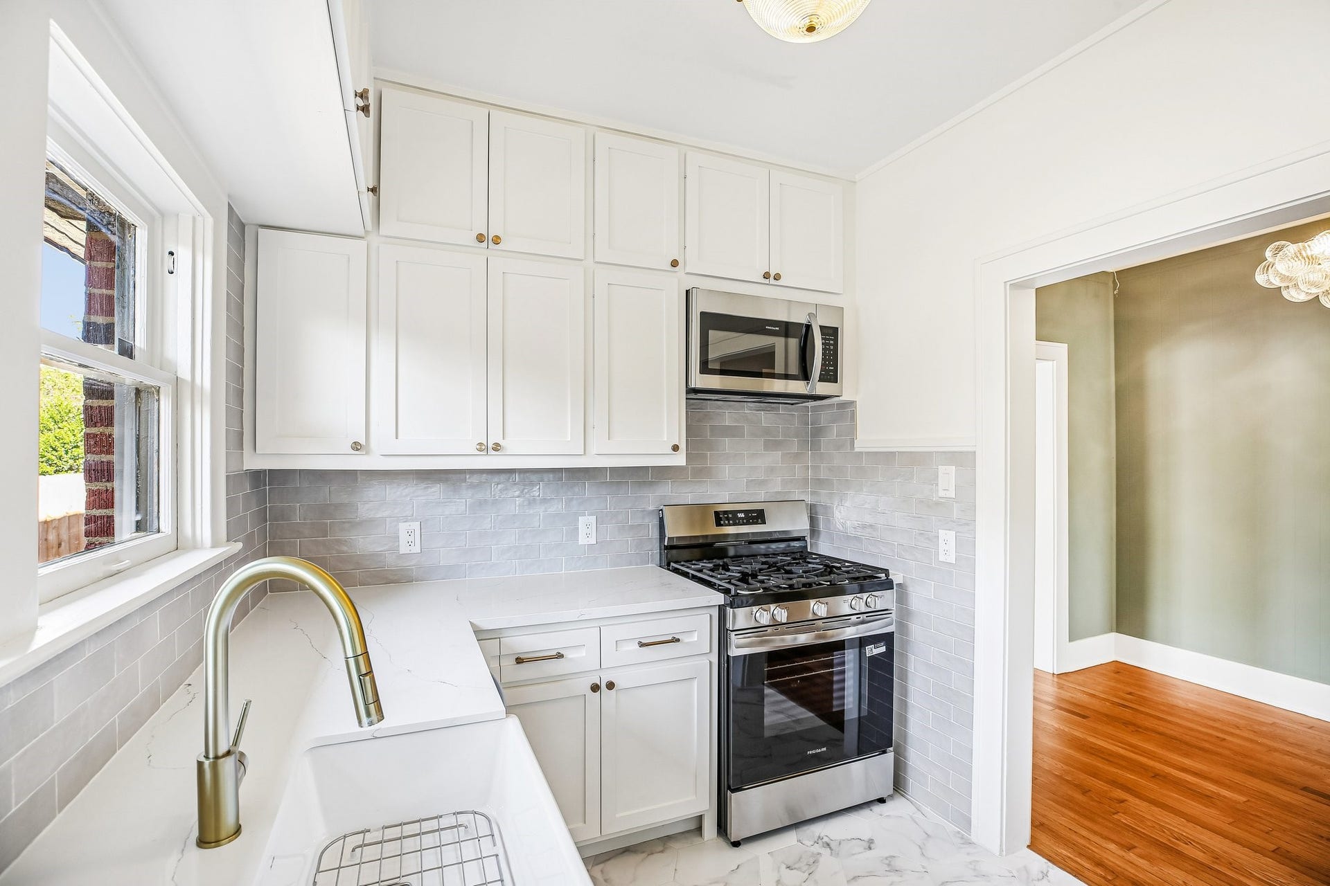 1104 Key Street, Houston, TX 77009 The stove is gas and the microwave is vented.
