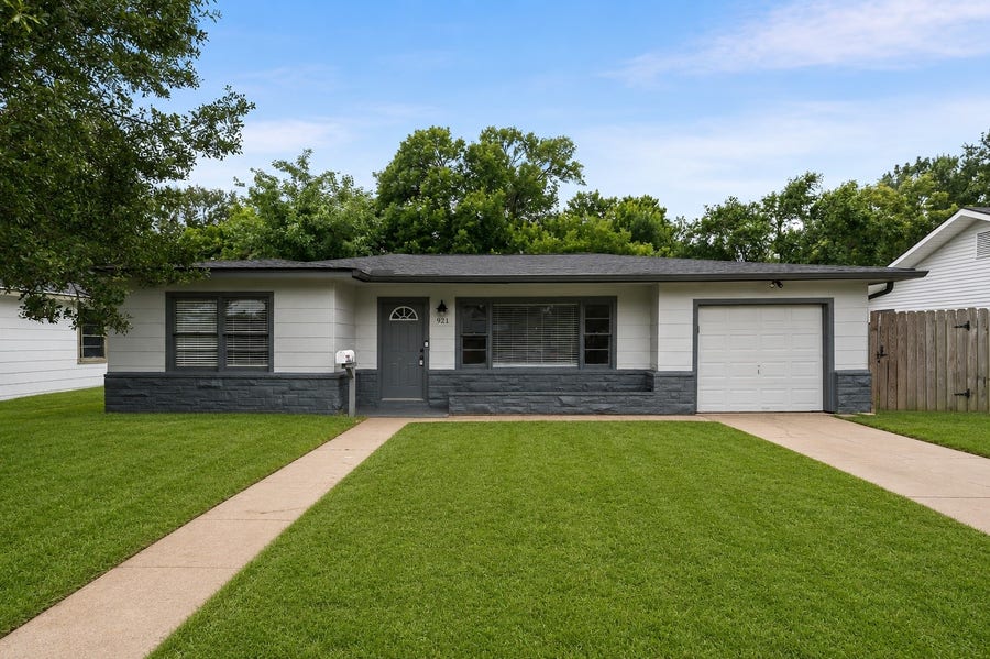 Property photo for 921 22nd Avenue N, Texas City, TX