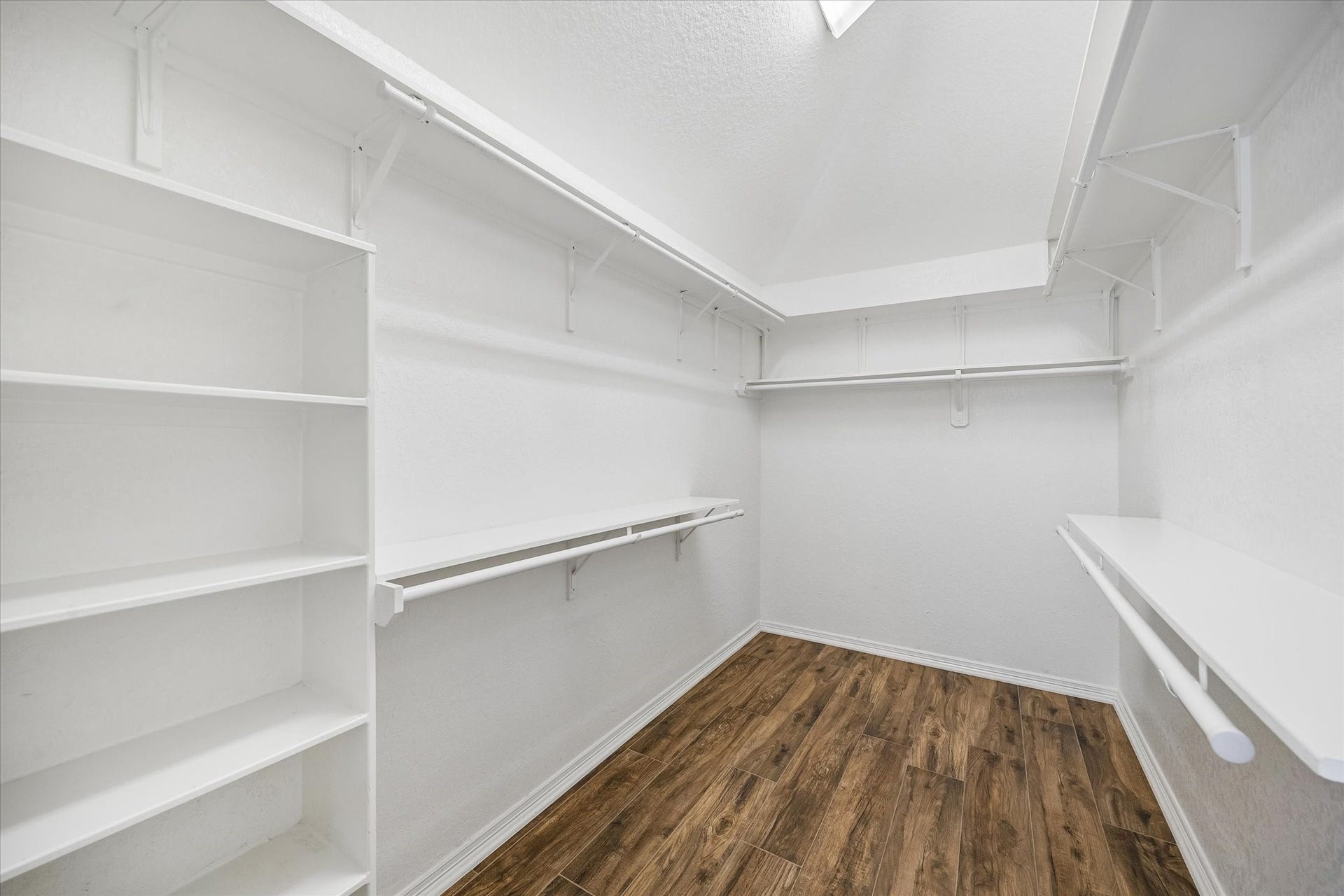 7715 BAYOU GREEN LANE, Sugar Land, TX 77479 ROOM FOR THE WHOLE WARDROBETHIS OVERSIZED WALK-IN CLOSET CAN HANDLE CLOTHES, SHOES, HANDBAGS, SEASONAL STORAGE, AND MORE!