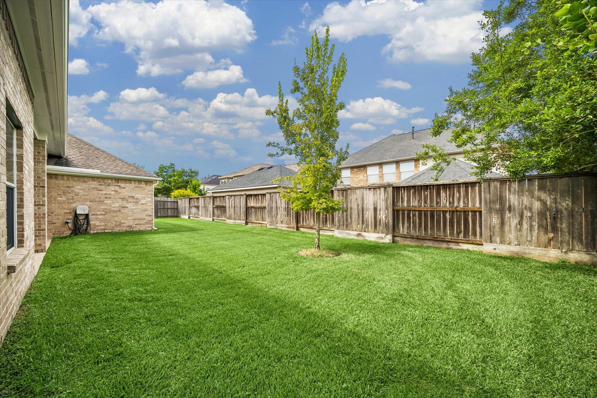 7715 BAYOU GREEN LANE, Sugar Land, TX 77479 LARGE, FULLY FENCED BACKYARD WITH PLENTY OF GREEN SPACE FOR PLAY, PETS, GARDENING, OR FUTURE OUTDOOR LIVING.