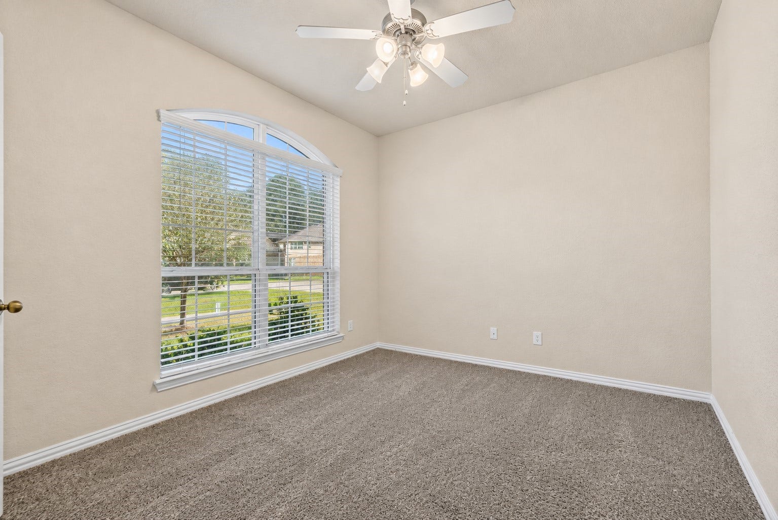 655 W Linnwood Drive, Woodbranch, TX 77357 Talk about a blank canvas for your ideas! Bring your designs and create your own private work space/hobby room!