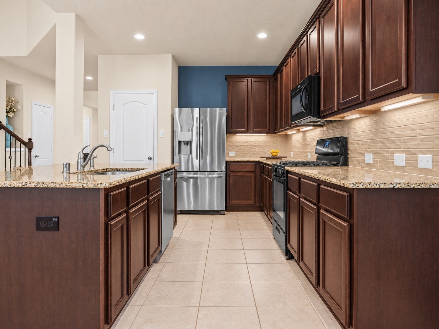 655 W Linnwood Drive, Woodbranch, TX 77357 A kitchen designed to impress! Featuring rich cabinetry, granite countertops, gas cooking, and under-cabinet lighting, with generous storage and prep space to make everyday cooking and entertaining a pleasure!