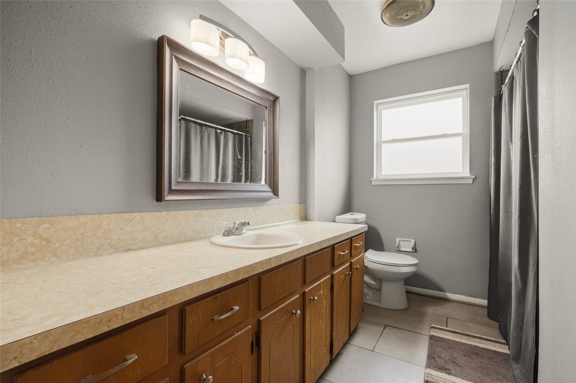 436 7th Street, Hempstead, TX 77445 Second Bathroom