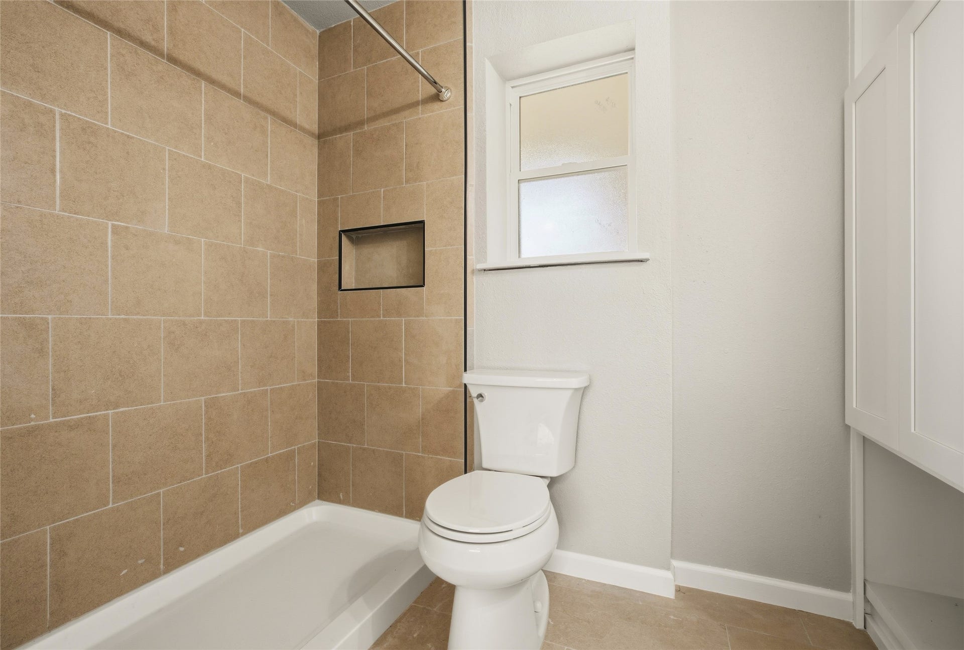 436 7th Street, Hempstead, TX 77445 Primary Bathroom