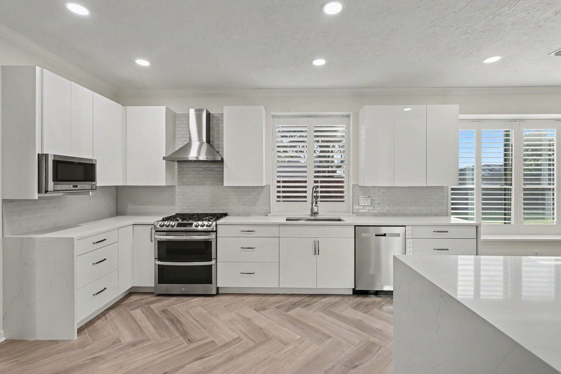 10903 Prairie Hawk Drive, Houston, TX 77064 Granite counters, updated flooring and stainless steel appliances.