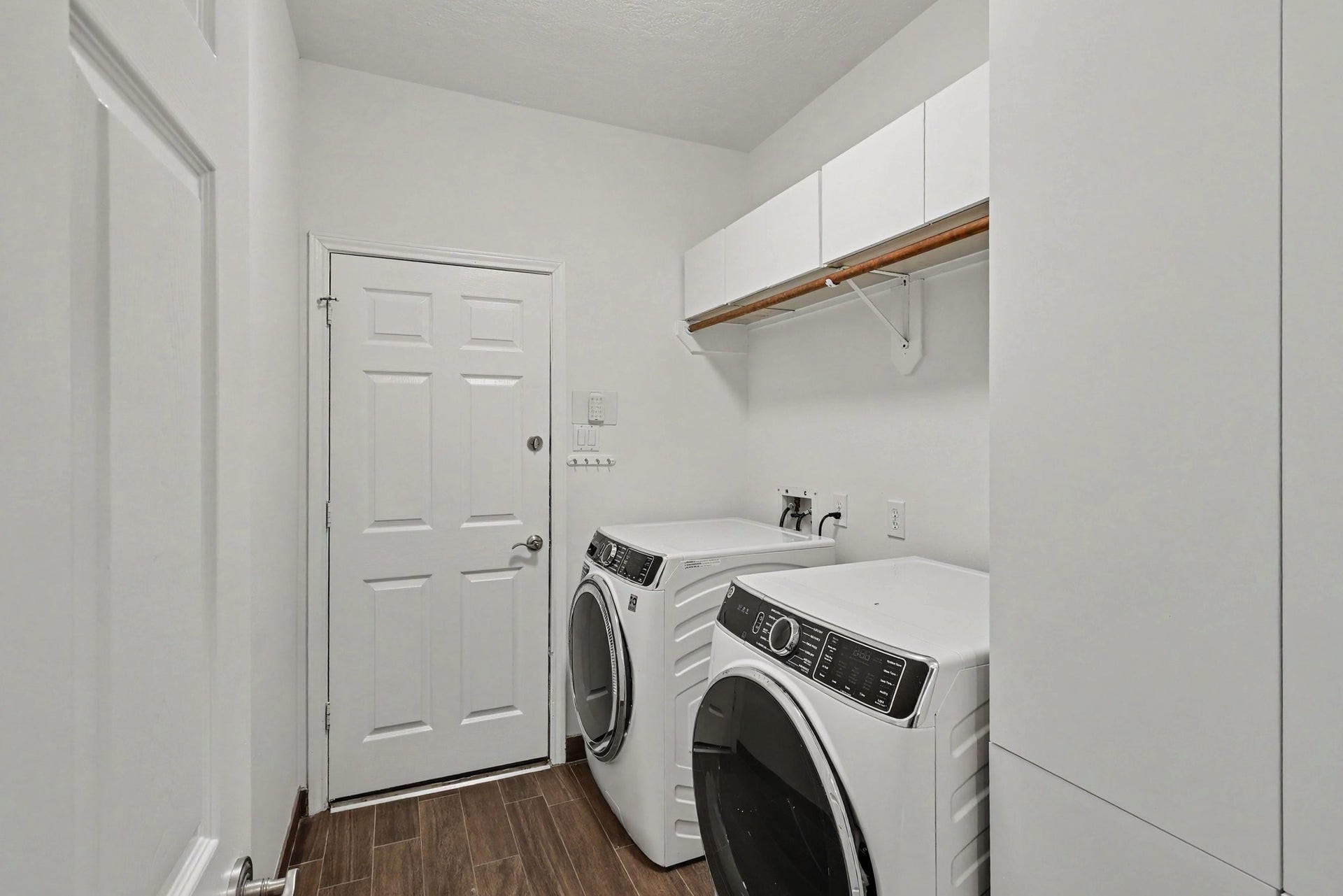 10903 Prairie Hawk Drive, Houston, TX 77064 Utility room leads to garage.