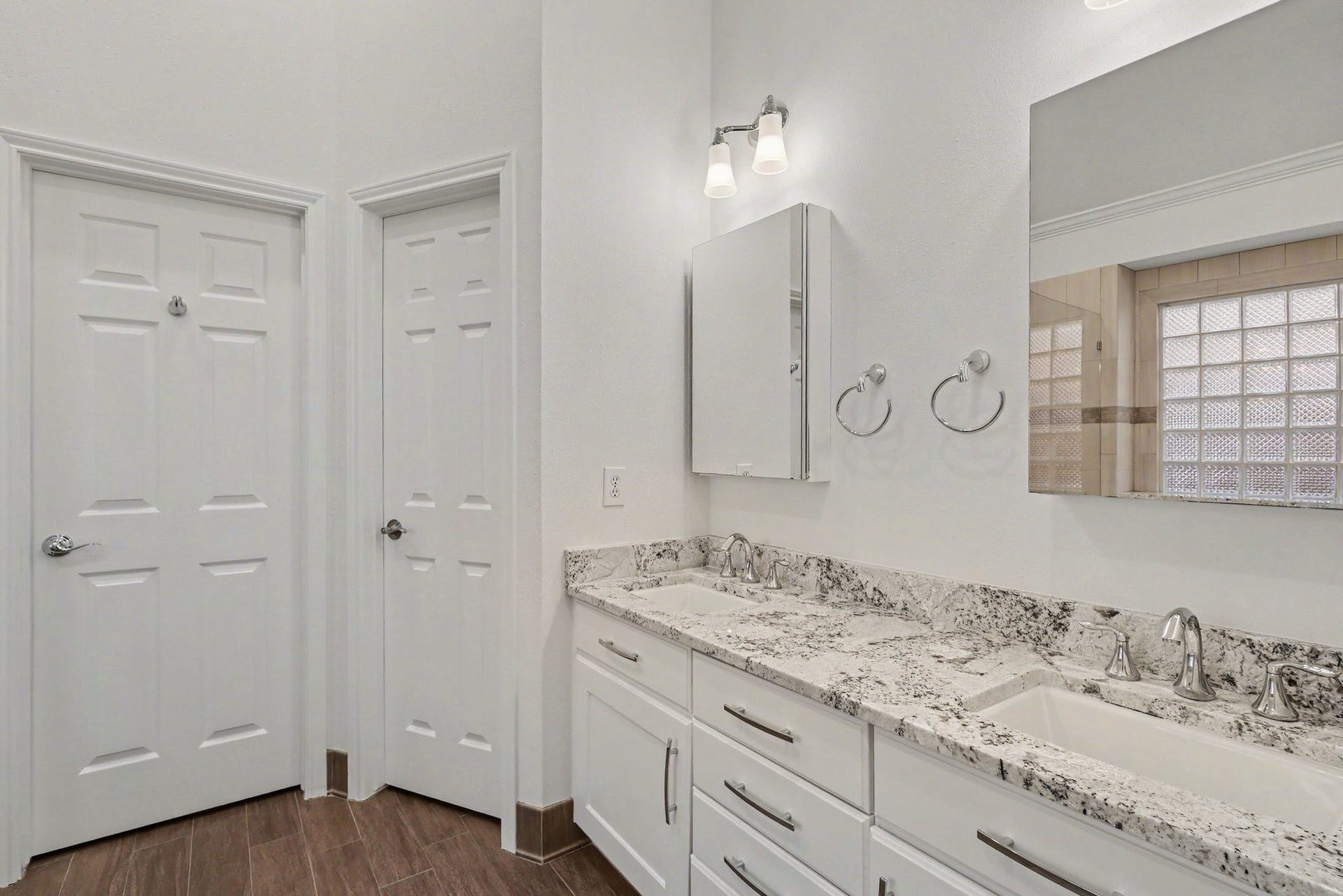 10903 Prairie Hawk Drive, Houston, TX 77064 Updated his & her vanities.