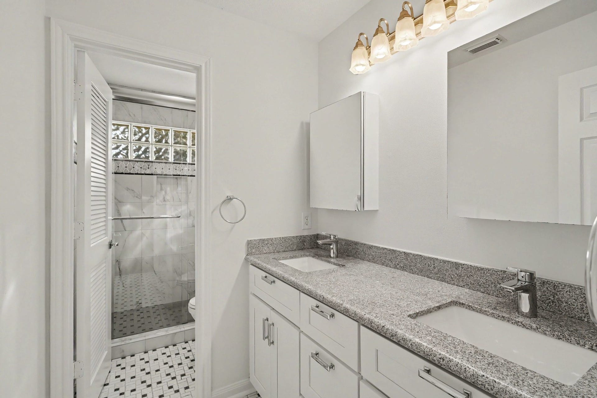 10903 Prairie Hawk Drive, Houston, TX 77064 Updated upstairs full bath.
