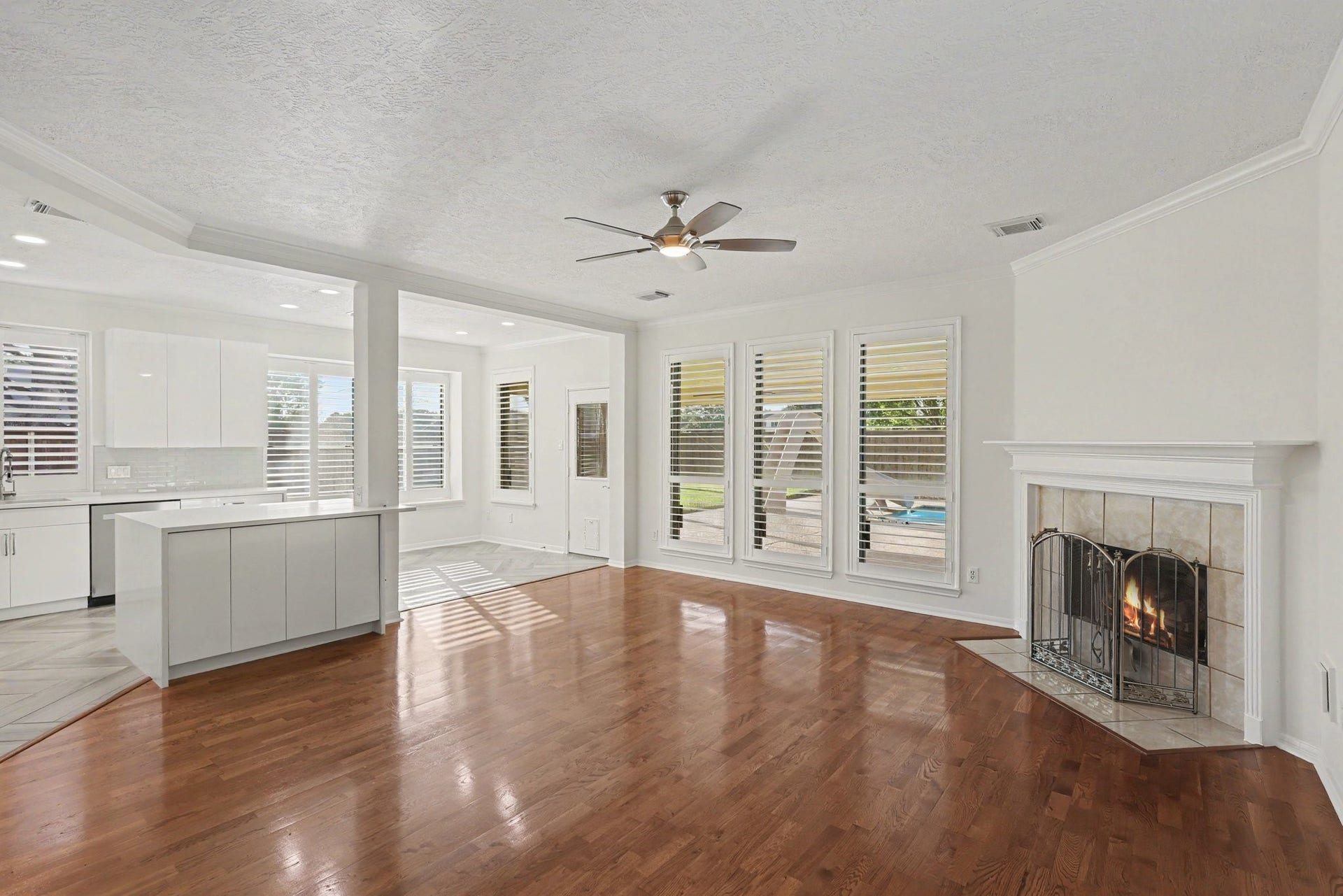10903 Prairie Hawk Drive, Houston, TX 77064 Family living area open to kitchen.