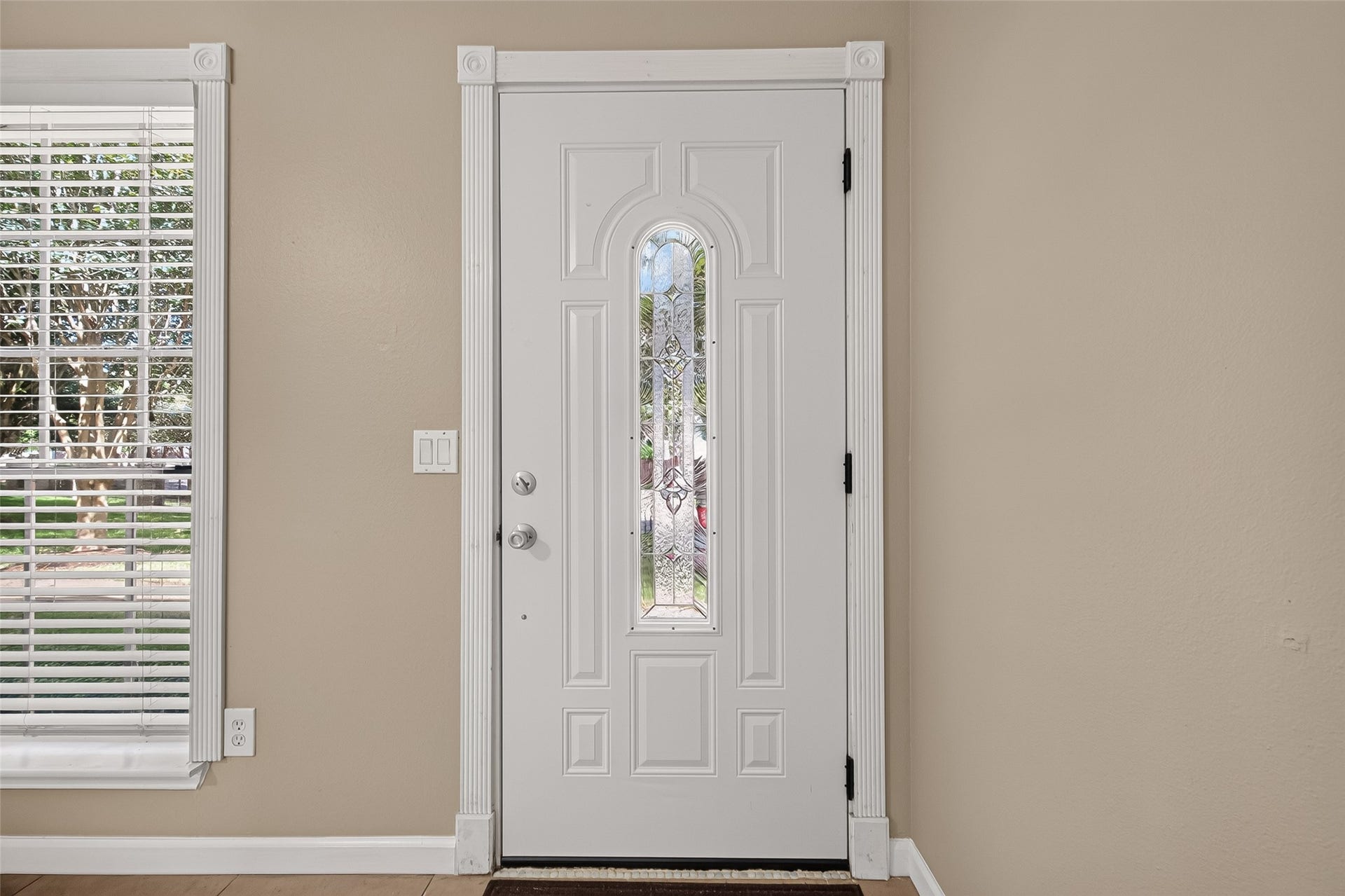 2930 Grants Lake Boulevard, #2202, Sugar Land, TX 77479 Bright entry featuring a decorative glass front door, neutral finishes, and natural light.