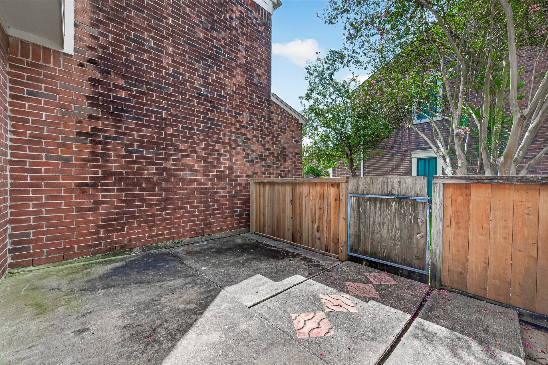 2930 Grants Lake Boulevard, #2202, Sugar Land, TX 77479 Low-maintenance outdoor space enclosed by privacy fencing, providing a convenient area for outdoor seating and everyday enjoyment.
