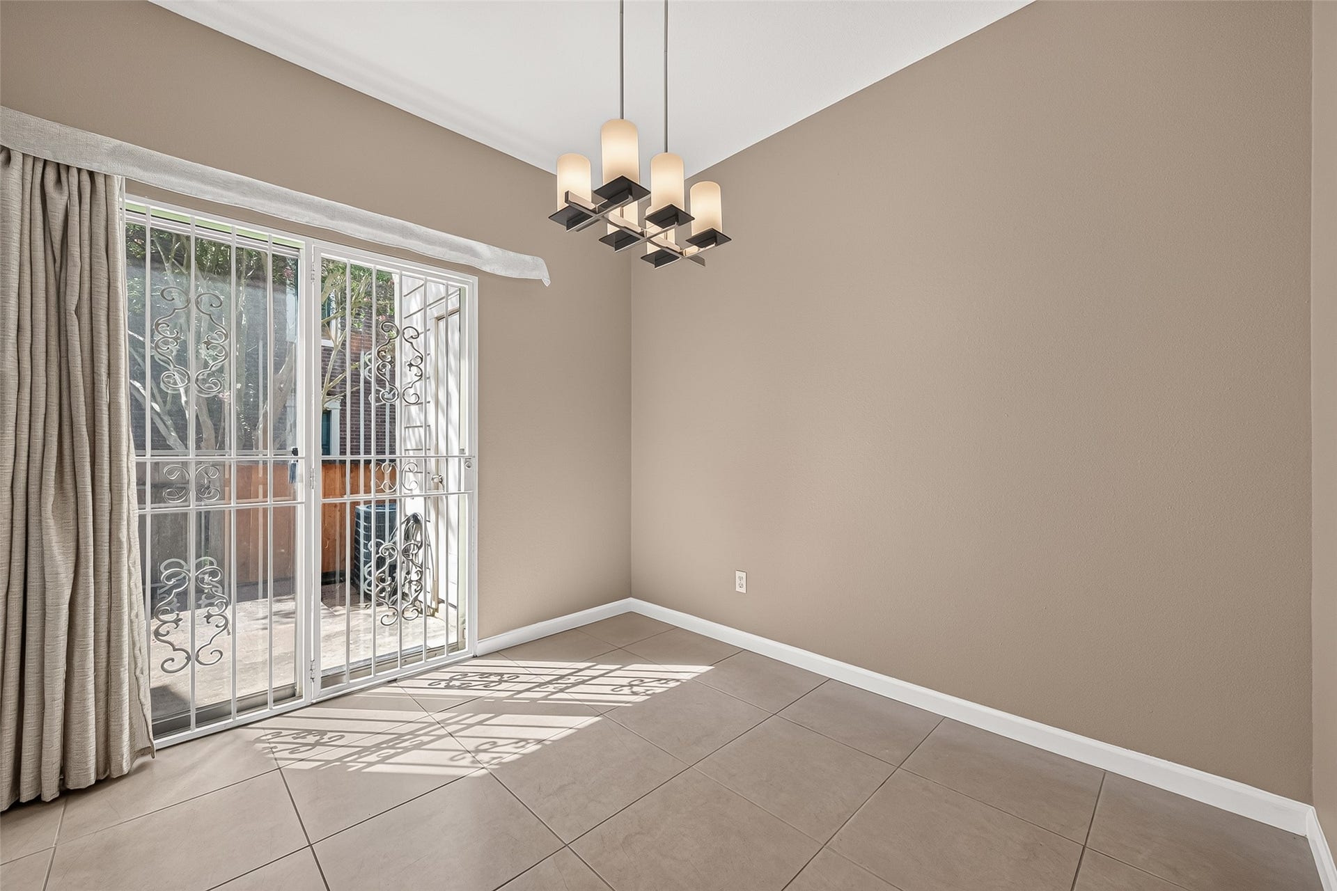2930 Grants Lake Boulevard, #2202, Sugar Land, TX 77479 Light-filled dining space featuring contemporary lighting and direct access to the private outdoor patio.