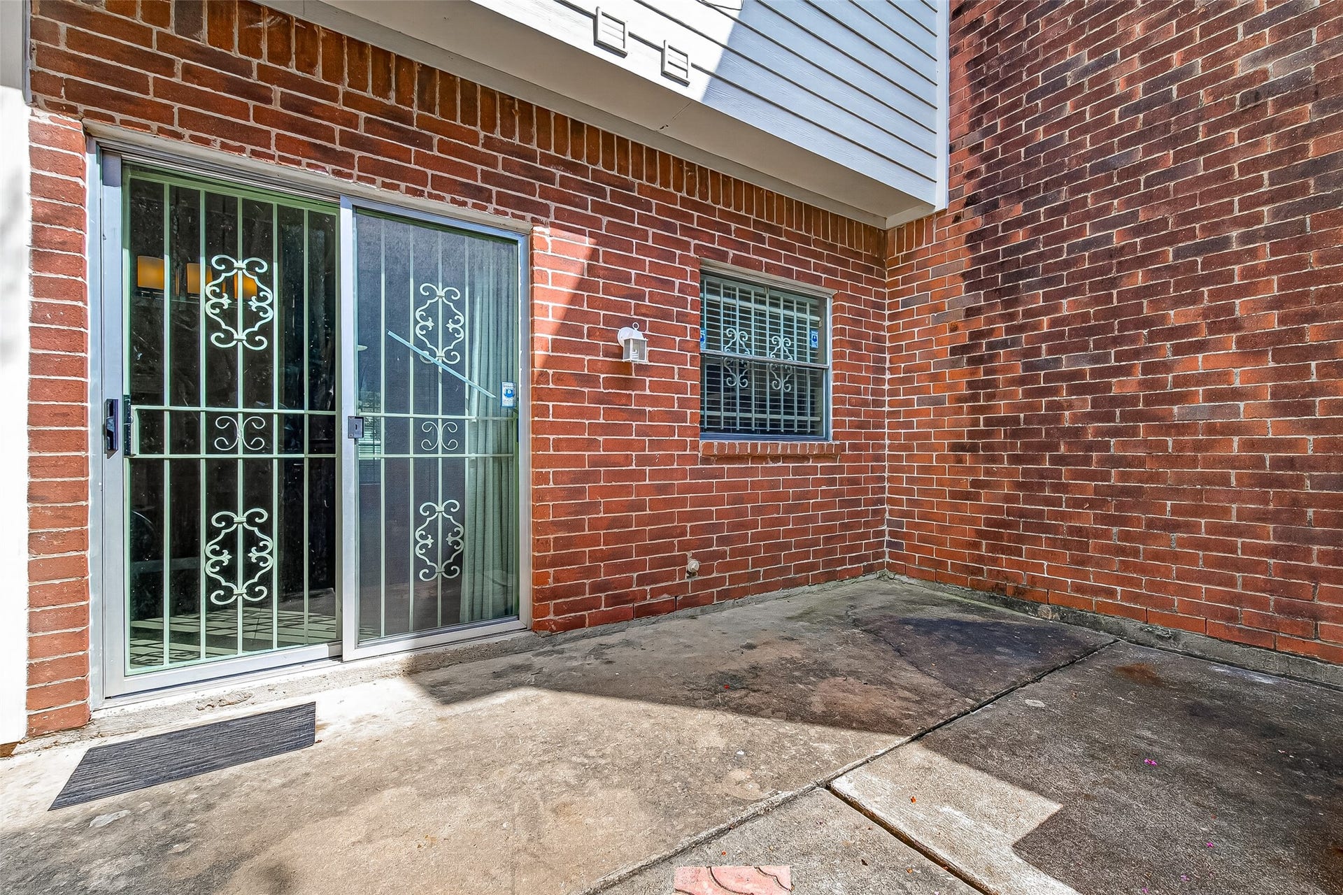 2930 Grants Lake Boulevard, #2202, Sugar Land, TX 77479 Enclosed brick patio conveniently accessed from the interior, offering a private outdoor space for relaxing, container gardening, or casual seating.