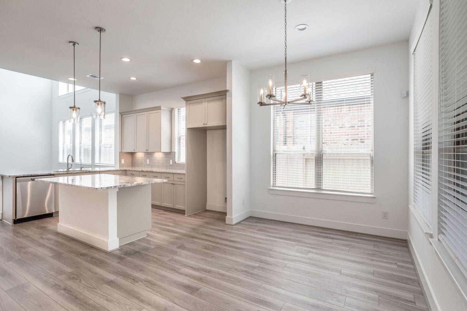 10719 Blossom River Drive, Missouri City, TX 77459 Windows and light throughout the home