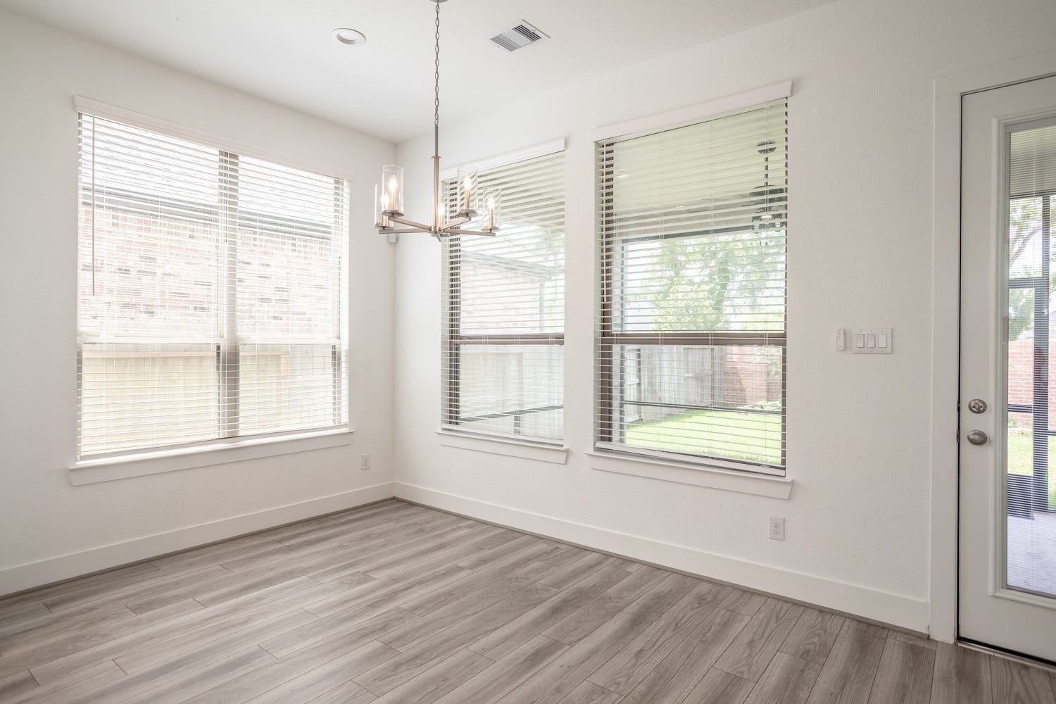 10719 Blossom River Drive, Missouri City, TX 77459 Breakfast area