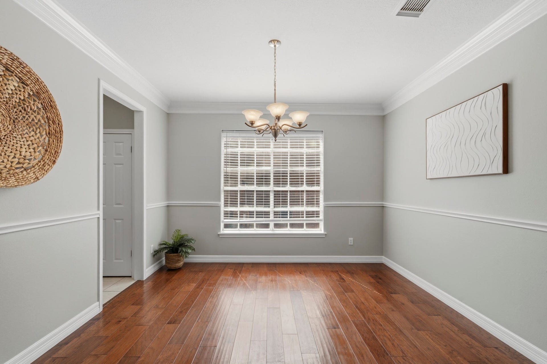 Nice sized formal dining for large pieces!